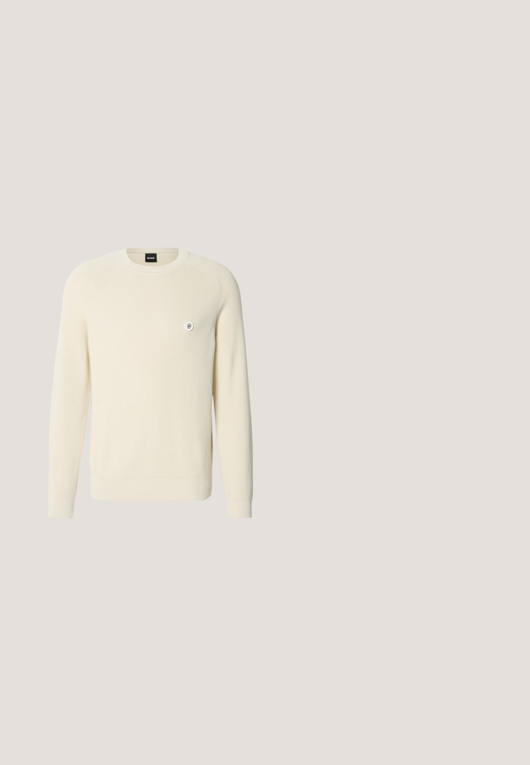 Pull de couleur crème en tissu côtelé, doté d'un col rond, de manches longues et d'un petit logo circulaire sur la poitrine gauche.; Chemise blanche à manches longues avec boutons, fines rayures verticales noires, deux poches poitrine à boutons à l'avant, et col pointu.; Shorts en tissu marron texturé avec une ceinture élastique, un cordon de serrage, des coutures verticales et des bandes latérales avec un petit logo sur la jambe droite.; Baskets en daim marron avec bout rond, semelle en caoutchouc crème et lacets ton sur ton. Présentent un logo en relief sur le côté et un panneau arrière lisse.; Grand sac de sport marron clair et noir avec poignées en cuir noir et bandoulière amovible, forme rectangulaire, logo BOSS sur le devant.; Ceinture en daim de couleur marron clair, avec une texture lisse et une boucle en métal argenté. Présente cinq trous et des bords cousus pour une meilleure durabilité.