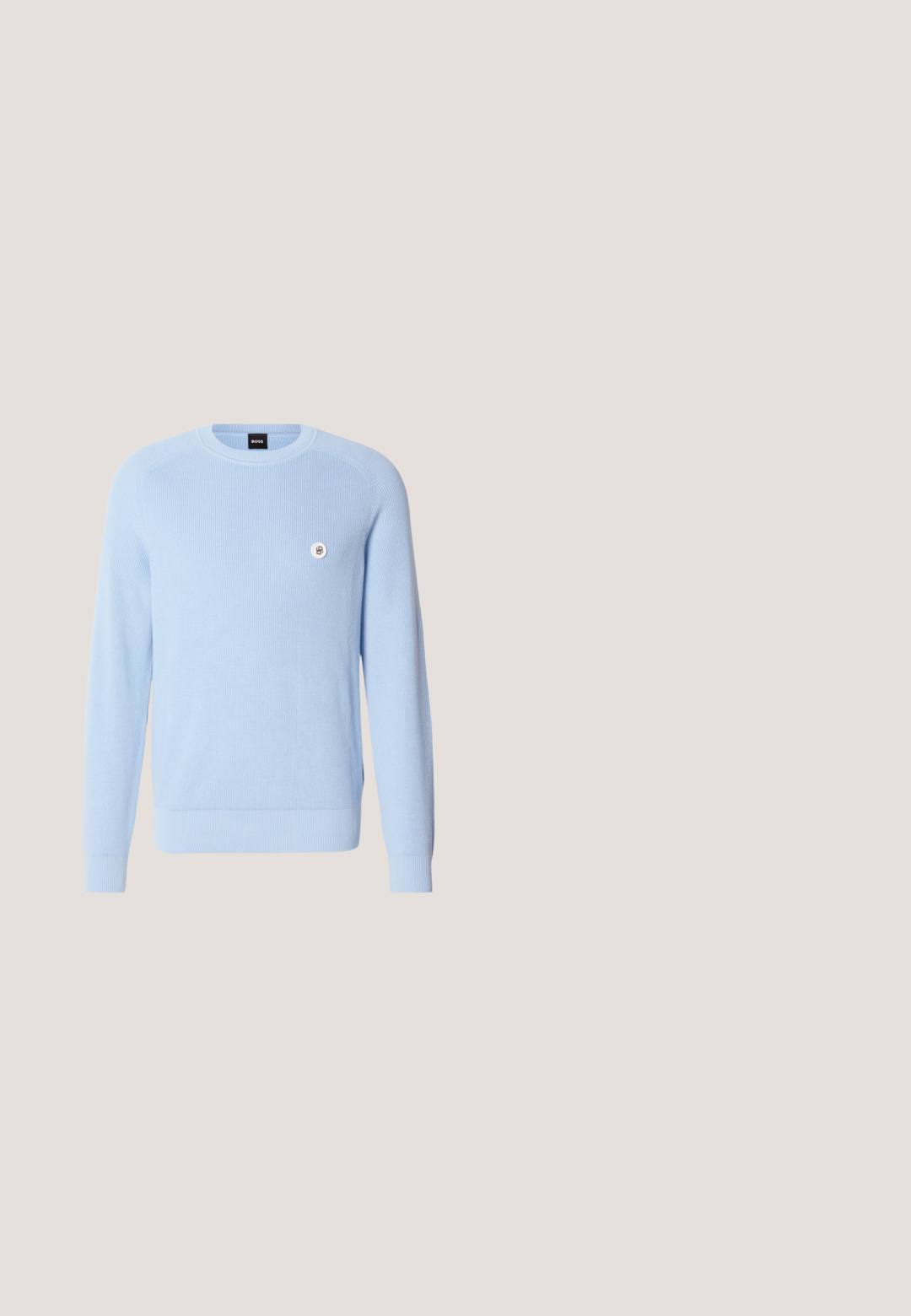 Lichtblauwe geribbelde gebreide trui met een ronde halslijn, lange mouwen en een klein logodetail op de borst. Zachte textuur, regular fit.; Witte korte mouw blouse met knopen en open kraag, zwart vierkant logo patch op de borst en rood merkembleem aan de binnenkant van de kraag.; Marineblauwe tailored broek gemaakt van gestructureerde stof, met een rechte pasvorm, voorplooien en een klassieke tailleband met riemlussen.; Zwarte leren chelsea boots met elastische zijpanelen, contrasterende stiksels en bevestigtabs met het merkembleem. Platte rubberen zolen.; Zwarte leren duffelbag met dubbele bovenhandgrepen, afneembare schouderriem en een klein "Hugo"-logo centraal geplaatst nabij de bovenste rits.; Zwarte leren riem met een gladde textuur, voorzien van een zilveren metalen gesp en een klassiek ontwerp. De riem is netjes opgerold.