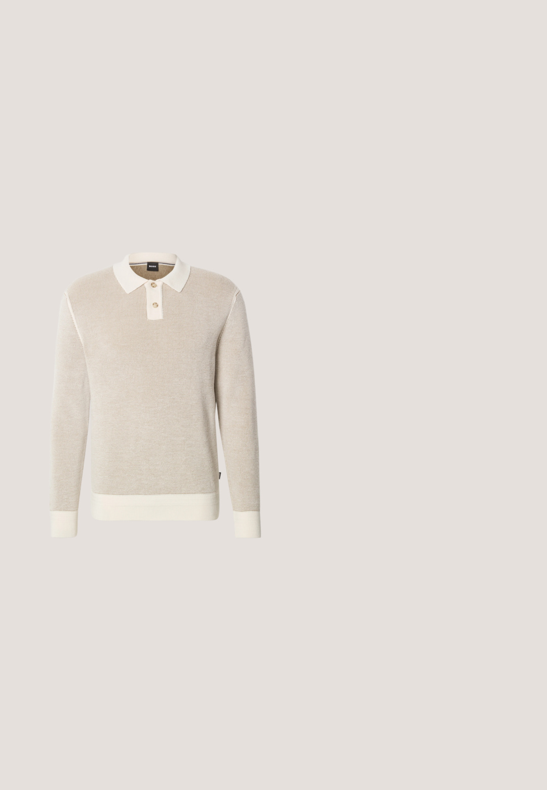 Jersey de punto texturizado beige de manga larga con cuello tipo polo blanco, dos botones y puños y bajo acanalados.; Camisa de manga larga color beige claro con botones, dos bolsillos en el pecho y un pequeño parche con logo en la manga izquierda.; Pantalones caqui, mezcla de algodón, diseño de pierna recta, con pliegues delanteros, trabillas para cinturón y cierre de botón. Textura suave sin patrones.; Mocasín de ante negro con detalle de borla y suela beige contrastante, mostrado de lado sobre fondo gris claro.; Bolsa de fin de semana BOSS negra con doble asa y correa de hombro desmontable, mostrada sobre un fondo claro y sencillo.; Cinturón de cuero marrón con una textura suave, hebilla rectangular de metal plateado y una sutil marca en la correa.