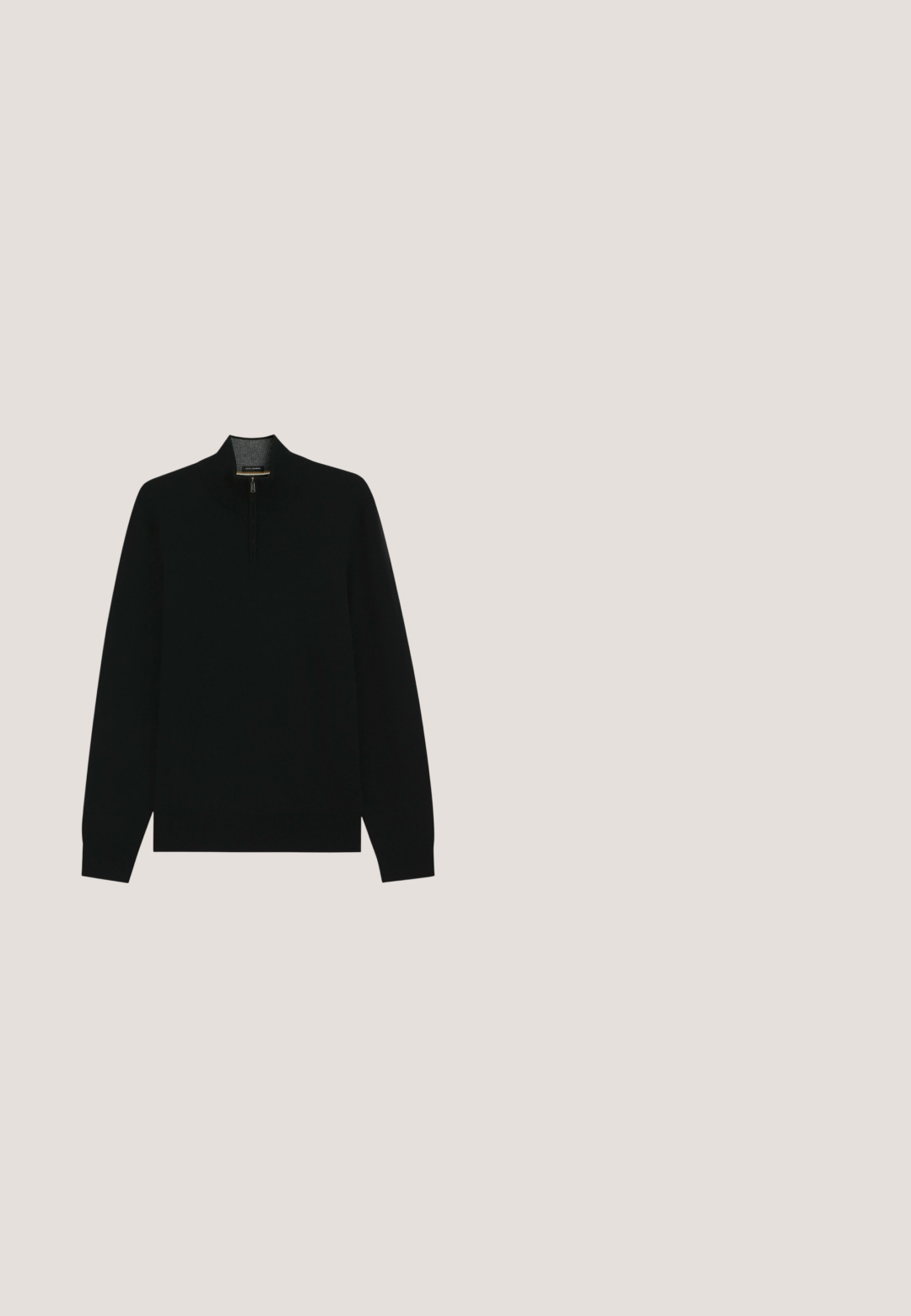 Schwarzer Langarm-Pullover aus Wolle und Kaschmir mit Halbreißverschluss am Kragen und gerippten Bündchen, gezeigt vor weißem Hintergrund.; Schwarze, maßgeschneiderte Hose mit geradem Bein, ausgestattet mit einer glatten Textur, gefaltetem Vorderteil und einem klassischen Bund für ein formelles Erscheinungsbild.; Schwarze Lederdressschuhe mit glatter Textur, spitzer Zehenform, sechs Ösen-Schnürdesign und niedrigem rechteckigem Absatz. Dezentes Branding-Detail an der Seite.; Schwarze rechteckige Sonnenbrille mit dunkel getönten Gläsern und dünnen Bügeln, auf einer weißen Oberfläche präsentiert.; Schwarze Ledertasche mit strukturierten Oberflächen, zwei Griffen und einem abnehmbaren Schultergurt. Verfügt über silberne Reißverschlüsse und minimalistische Designelemente.; Schwarzer Ledergürtel mit glatter Oberfläche, der eine rechteckige graue Metallschnalle mit eingeprägtem "BOSS" trägt. Elegantes und schlichtes Design.