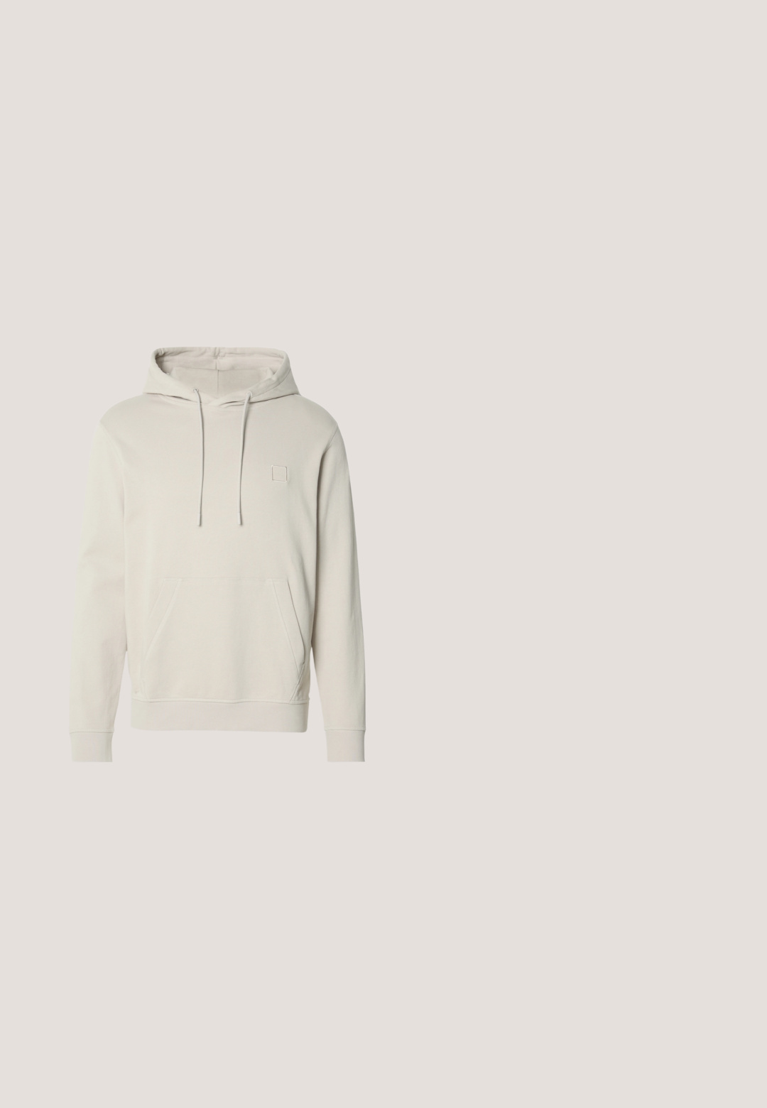 Licht beige hoodie van zachte stof, met een voorzak, trekkoorden en een klein vierkant logo op de borst. Lange mouwen en geribbelde manchetten.; Witte polo-shirt van katoen. Bevat een klassieke kraag, drie-knopenluik en korte mouwen. Subtiel logo geborduurd op de borst.; Grijze spijkerbroek met een rechte pijp, voorzien van voorzakken, een knoopsluiting en een subtiele textuur.; Zwarte leren enkelboot met elastische zijpanelen, ronde neus en een trekhaak. Gladde textuur, platte zool, minimalistisch ontwerp.; Zwarte leren schoudertas met een gestructureerd oppervlak, een ritsvak aan de voorkant en een verstelbare stoffen schouderband. Eenvoudig vierkant ontwerp.; Zwarte leren riem opgerold met een zilverkleurige rechthoekige metalen gesp op een effen lichte achtergrond.