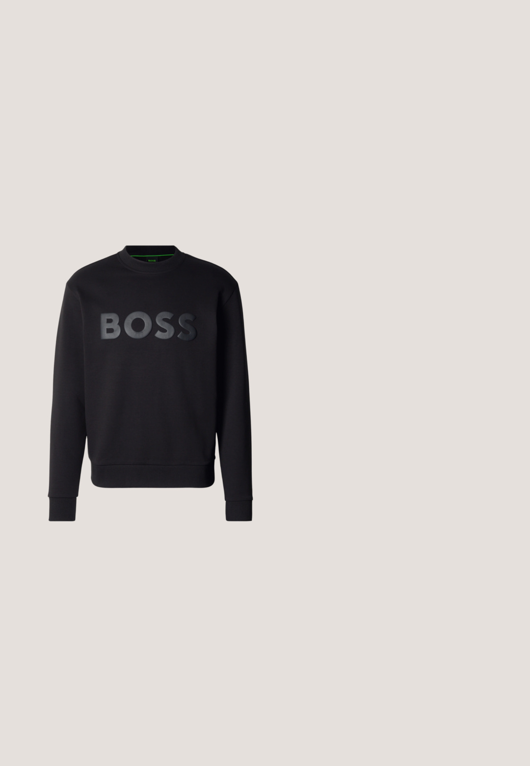 Sweatshirt noir à manches longues avec col rond, logo BOSS noir en relief centré sur le devant, manches et ourlet côtelés.; Polo en couleur crème, fabriqué en tissu lisse, avec un col classique, deux boutons et des détails de logo subtils sur la poitrine.; Pantalon en coton beige à coupe droite, avec zip, poches latérales et détails de couture subtils. Texture lisse.; Baskets athlétiques noires avec tige texturée, design à lacets, languettes de traction sur la languette et le talon, et semelle sculptée avec détails évidés.; Sac bandoulière compact noir avec poche zippée à l'avant, sangle réglable et tissu texturé sur fond uni.; Bague en argent ornée d'une pierre claire hexagonale au centre, entourée de petits cristaux incrustés, avec une gravure décorative sur l'anneau.