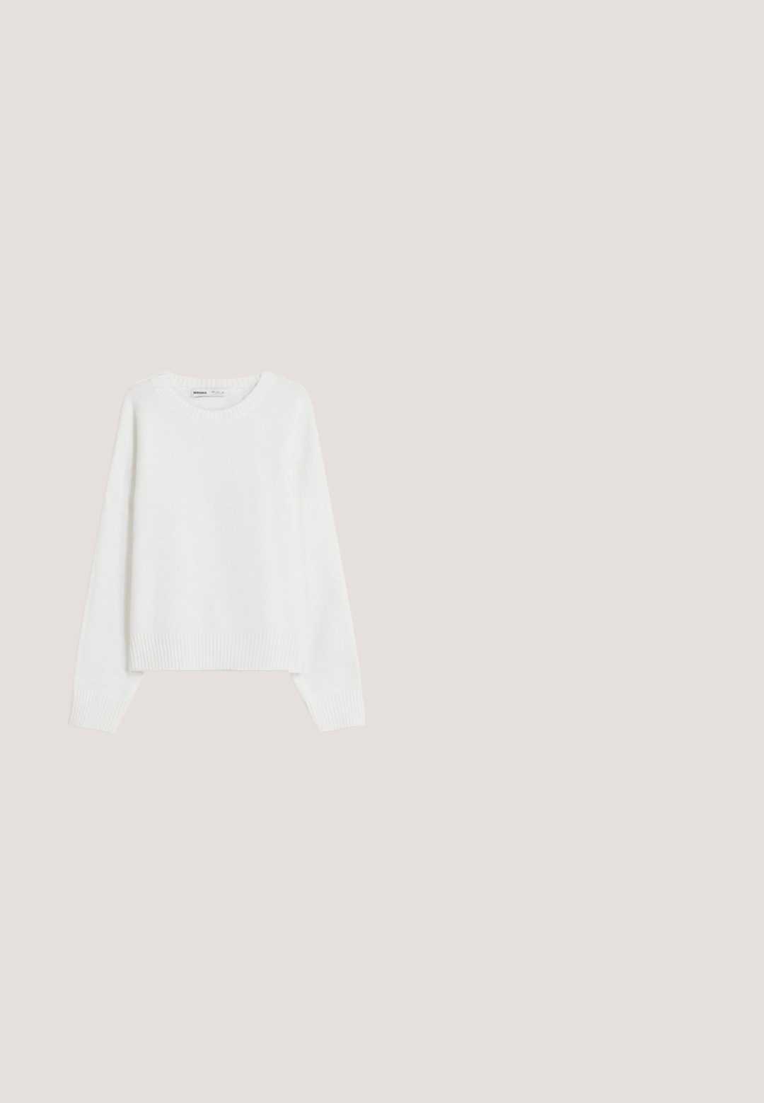 Pull en tricot blanc avec des manches longues, un col rond, des poignets et un ourlet côtelés. Texture douce, coupe ample, sans motifs ni accents visibles.; Chemise veste en laine noire mélangée avec un col, fermeture à boutons et deux poches poitrine. Présente des manches longues et une coupe décontractée.; Pantalons wide-leg en denim noir avec des coutures jaunes, un design à cinq poches et une taille mi-haute. Tissu texturé avec une finition lisse.; Bottes en caoutchouc noires et imperméables avec un orteil arrondi, une coque de protection texturée et un haut élastique pour un ajustement sécurisé. Comprend des rainures et une finition lisse.; Lunettes de soleil en plastique noir avec des verres foncés, de forme rectangulaire et texture lisse. Comprend des accents en métal et des branches solides.; Sac bandoulière ovale vert foncé avec motif texturé, poche avant zippée et sangle réglable en cordon noir.