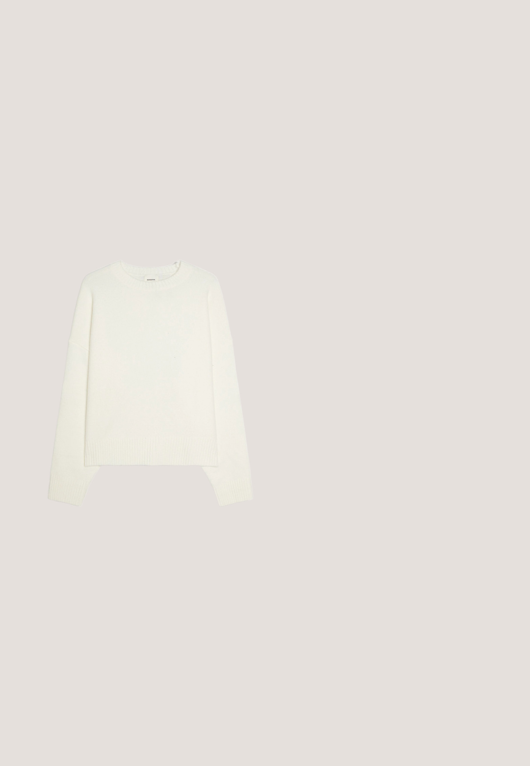 Witte trui met lange mouwen en ronde hals, met geribbelde boorden en zoom, plat op een witte achtergrond gelegd.; Lichtblauwe spijkerjas met lange mouwen, knoopsluiting, drie voorzakken en een puntige kraag.; Lichtblauwe denim jeans met een hoge taille, rechte wijde pijpen, voorzakken en een knoopsluiting.; Bruine suede klompen met een verstelbare bruine leren band en zilveren gesp, voorzien van een gevormde kurken voetbed en een gestructureerde rubberen zool.; Zwarte ovale zonnebril met donkergroene glazen en kleine zilveren stervormige details op de randen van het montuur.; Kleine rechthoekige donkerbruine suède portemonnee met een zilveren ritssluiting aan de bovenkant en een stoffen lus aan één zijde.