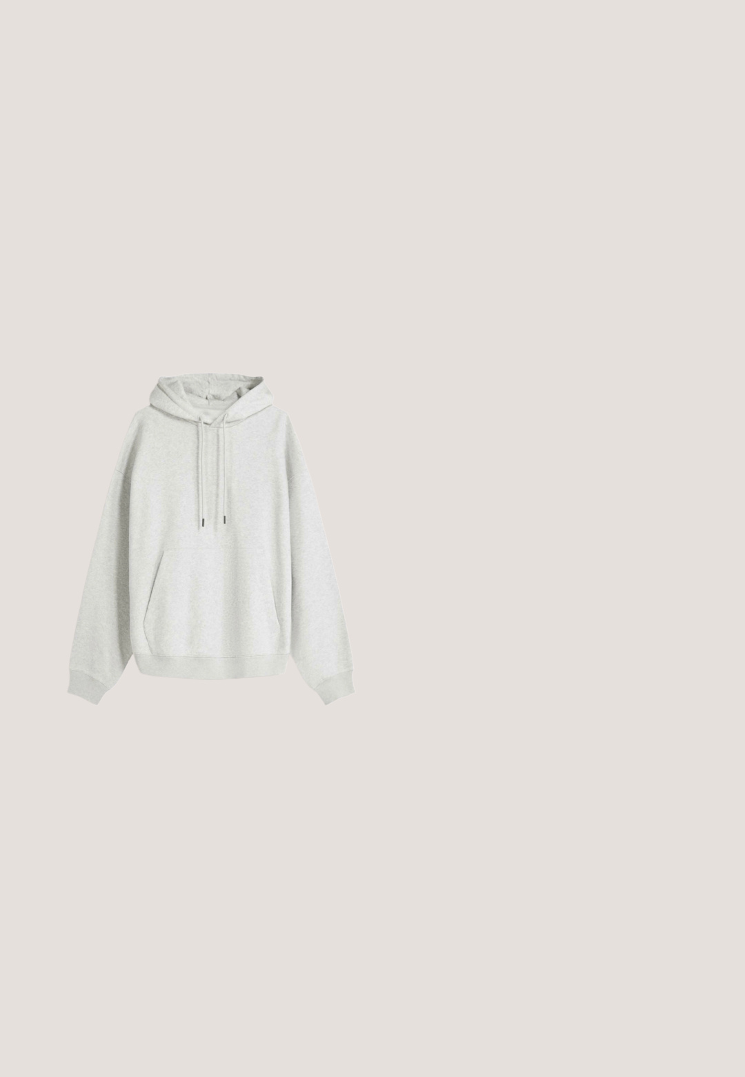 Sweatshirt à capuche gris clair en tissu doux. Il dispose d'une poche avant, de cordons de serrage et de manches amples. Design simple et fonctionnel.; T-shirt oversize en coton blanc avec un col rond et des manches courtes ; texture lisse, sans motifs ni accents visibles.; Pantalon de survêtement gris clair avec une taille élastique, cordon de serrage, poches latérales et une coupe droite décontractée.; La basket Nike Air Force 1 en cuir blanc présente un embout perforé, des lacets plats et une semelle en caoutchouc texturée avec le logo « AIR » sur le côté.; Lunettes de soleil Ray-Ban avec des verres verts, monture en plastique noir et accents dorés sur les bords. Forme carrée avec une finition mate.; Ceinture en cuir noir avec coutures visibles et boucle argentée brillante, posée à plat en position enroulée sur un fond blanc.