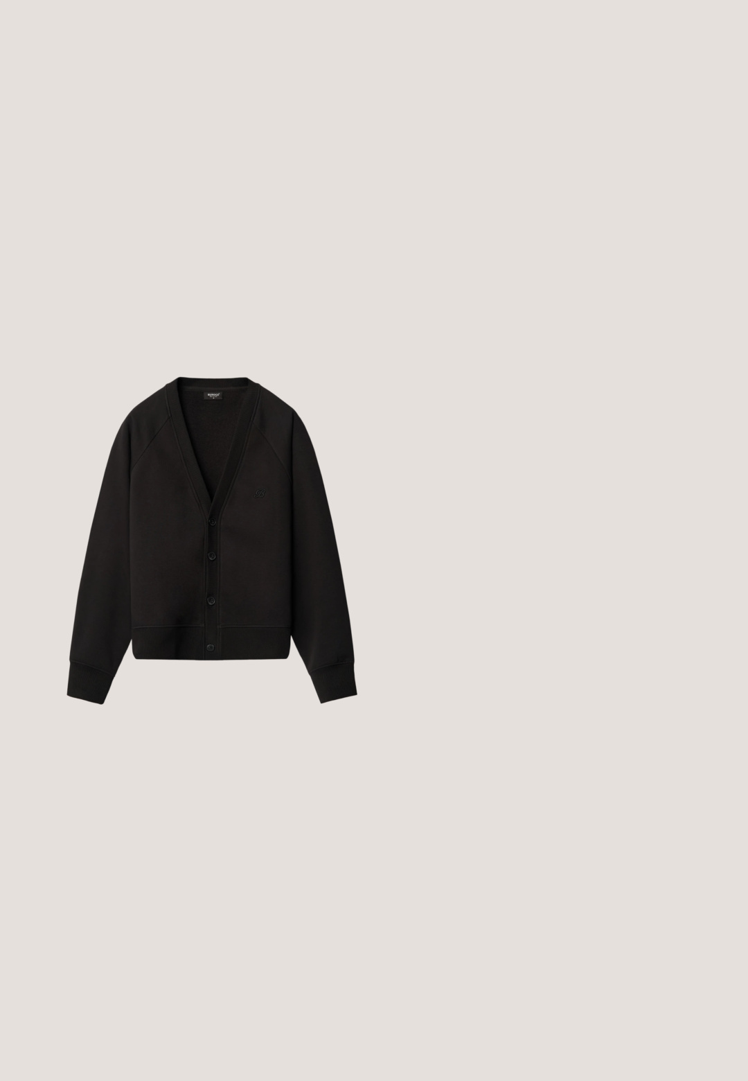 Schwarzer Cardigan aus weichem Material, mit V-Ausschnitt, Raglanärmeln, Knopfverschluss vorne und gerippten Bündchen und Saum. Minimales Logodesign.; Weißes Kurzarmhemd aus Baumwolle mit durchgehender Knopfleiste vorne. Verfügt über ein dezentes, eingesticktes Logo auf der Brust. Klassisches Kragenschnittdesign.; Weiße, weit geschnittene Hosen mit geknöpftem Bund und zwei großen, geknöpften Cargotaschen an den Oberschenkeln, flach auf weißem Hintergrund dargestellt.; Schwarzer Leder-Schlupfschuh im Mokassin-Stil, mit runder Zehenpartie, dicker Gummisohle und feinen Steppnähten im oberen Bereich.; Schwarzer Rolltop-Rucksack mit zwei vorderen Schnallenriemen und zwei seitlichen Reißverschlusstaschen vor weißem Hintergrund.; Schwarzer Ledergürtel, zusammengerollt mit silberner Metall-Rechteckschließe auf einfachem hellem Hintergrund.