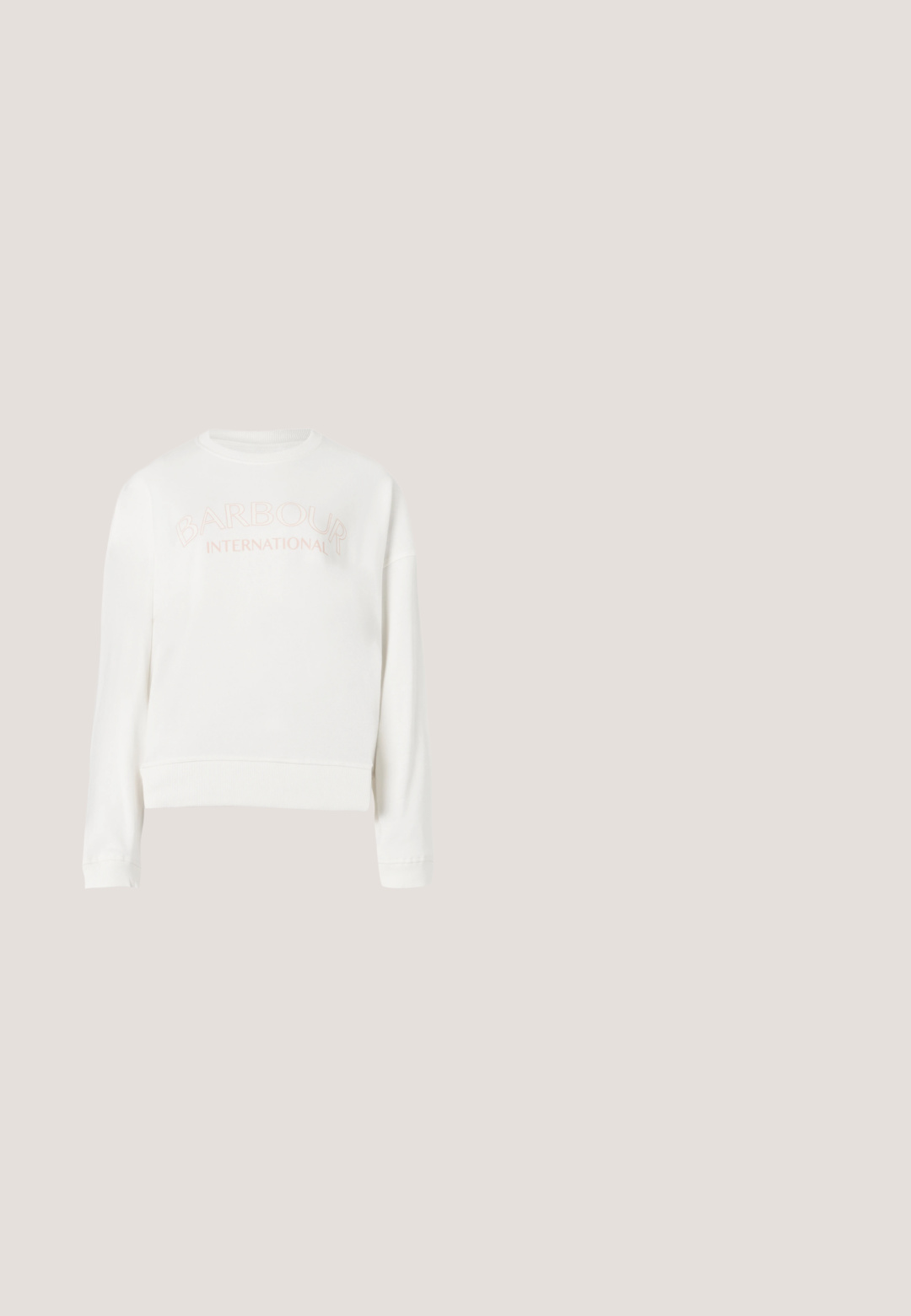 Witte sweatshirt van zacht materiaal, met een ronde halslijn, lange mouwen en het logo "Barbour International" in lichtroze.; Lichtbeige overhemd met lange mouwen, knoopsluiting aan de voorkant, kraag en een enkele borstzak. Gemaakt van zachte stof, met details aan de manchetten.; Donkerblauwe wijde jeans van denim. Bevat vier zakken, grote stikdetails en een hoge tailleontwerp. Klassieke knoopsluiting.; Bruine leren instapper met een bovenwerk van textuurstof, gouden metalen versiering op de band en een lage gestapelde houten hak op een witte achtergrond.; Bruine suède DKNY handtas met twee lange hengsels en een ritssluiting, weergegeven tegen een effen witte achtergrond.; Zilveren oorstekers in de vorm van een halvemaan met heldere ronde kristallen en kleine stervormige accenten op een witte achtergrond.