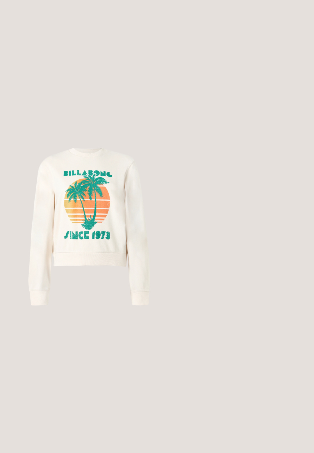 Sweatshirt crème avec des palmiers verts sur un cercle de coucher de soleil orange, avec les textes « Billabong » et « Depuis 1973 » sur le devant.; Débardeur jaune à côtes avec un petit logo floral brodé en orange au centre. Design simple, sans manches, avec un col rond.; Shorts écru avec cordon de serrage, taille côtelée, poches latérales avec panneaux multicolores et petit logo "Rip Curl" sur la jambe avant droite.; Baskets en daim marron avec semelle en caoutchouc blanche, dotées d'une bride et d'une boucle, texture lisse et design profil bas.; Sac fourre-tout en maille beige avec bordure et anses vert olive, arborant le logo "RVCA" au centre sur un fond uni.; Boucles d'oreilles créoles en forme de cœur de couleur dorée avec un design fin et ouvert, et des tiges de couleur argentée. Surface légèrement texturée avec des bords lisses.