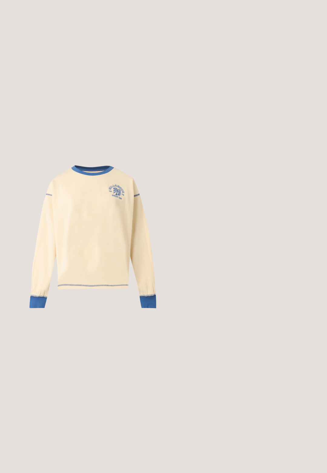 Crèmekleurig longsleeve shirt met ronde hals, blauwe kraag, manchetten en stiksels, met een klein blauw palmboomlogo op de linkerborst.; Lichtbeige overall van denim, met een vierkante zak, verstelbare banden, drukknoopsluitingen aan de zijkant en een wijde pijp.; Collina Strada RUFFLE BOOTS - Lage laarzen - pink; Ronde zonnebril met schildpadprint, groene glazen en dunne gouden pootjes met een decoratieve knoopdetail.; Handtas van crèmekleurige gestructureerde stof met bovenhandvatten en een klein geknoopt strikje middenvoor.; Gouden ketting met hanger van een vierkant geslepen turkoois edelsteen, met een glad oppervlak en gepolijste afwerking.