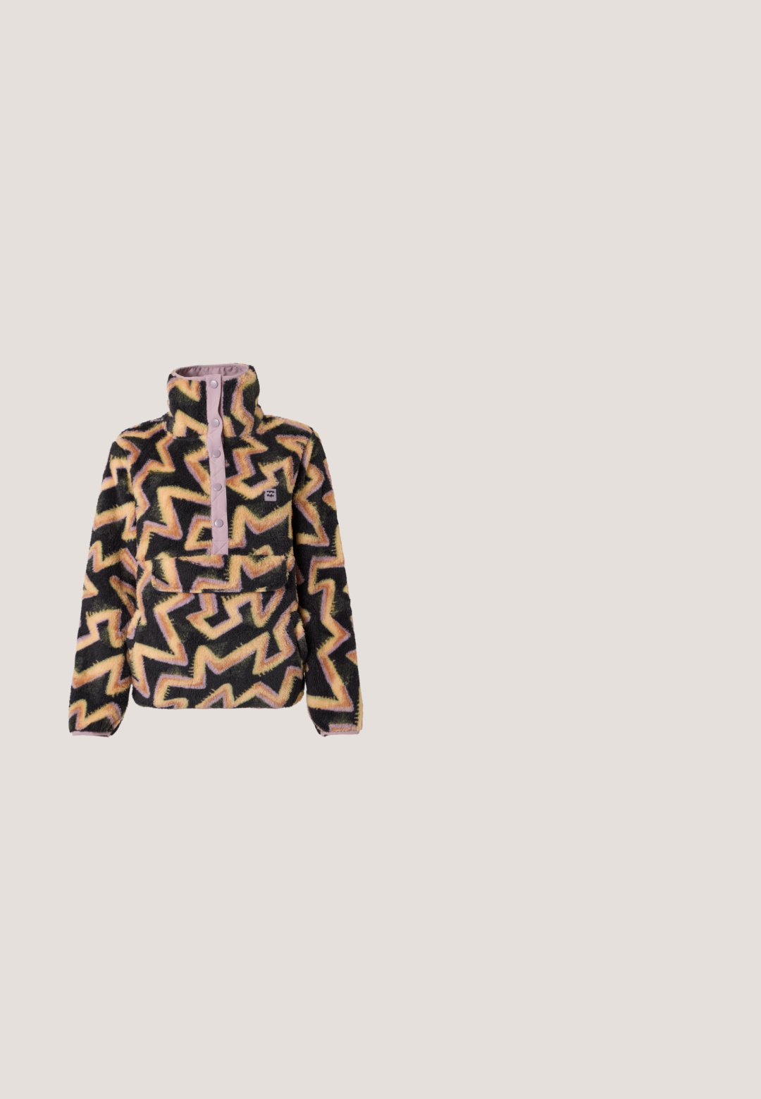 Pull polaire à col montant avec boutons-pression, base noire avec motif zigzag jaune et rose, et poche kangourou à l'avant.; T-shirt crème à manches courtes et col rond avec petit logo demi-cercle noir sur le côté gauche de la poitrine, design uni sur fond gris clair.; Pantalon beige taille haute à jambes larges avec fermeture à boutons, ceinture à motif floral et bandes latérales aux couleurs pastel.; Baskets de sport violet clair et beige avec une semelle épaisse texturée et un petit logo crocodile sur le côté, vues de profil gauche.; Sac de couleur crème avec une texture douce et duveteuse. Forme courbée et large sangle pour le porter. Design simple, sans matériel ou accents visibles.; Paire de boucles d'oreilles créoles argentées brillantes avec fermoirs en fil fin, présentée sur un fond gris clair.