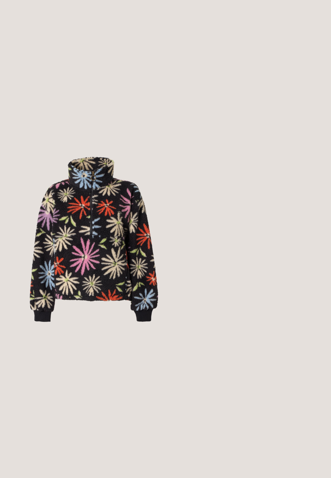 Čierny fleece pulóver s rebrovanými manžetami, polovičným zipsom a viacfarebným veľkým kvetinovým vzorom v ružovej, červenej, modrej, krémovej a zelenej farbe.; Čierny dlhý rukáv cropped top vyrobený z bavlny. Na prednej strane sa nachádza farebná grafika hada a kľúča. Jednoduchý dizajn s okrúhlym výstrihom.; Fleece nohavice s čiernym pozadím a tmavomodrým kvetinovým vzorom. Obsahujú elastický pás a bočné vrecká. Mäkka textúra.; Hnedá, biela a ružová teniska s bielymi šnúrkami vznášajúca sa nad sivým kamenným parapetom, v pozadí rozmazané sivé schody.; Ružová plátenná taška na rameno s dvoma rúčkami a pripevneným ružovým látkovým šuštiacim pásikom v tvare listu na bielom pozadí.; Ružovo-modrý pletený šnúrový náhrdelník s nastaviteľnými uzlami a obdĺžnikovým priehľadným kameňom v striebornej objímke.