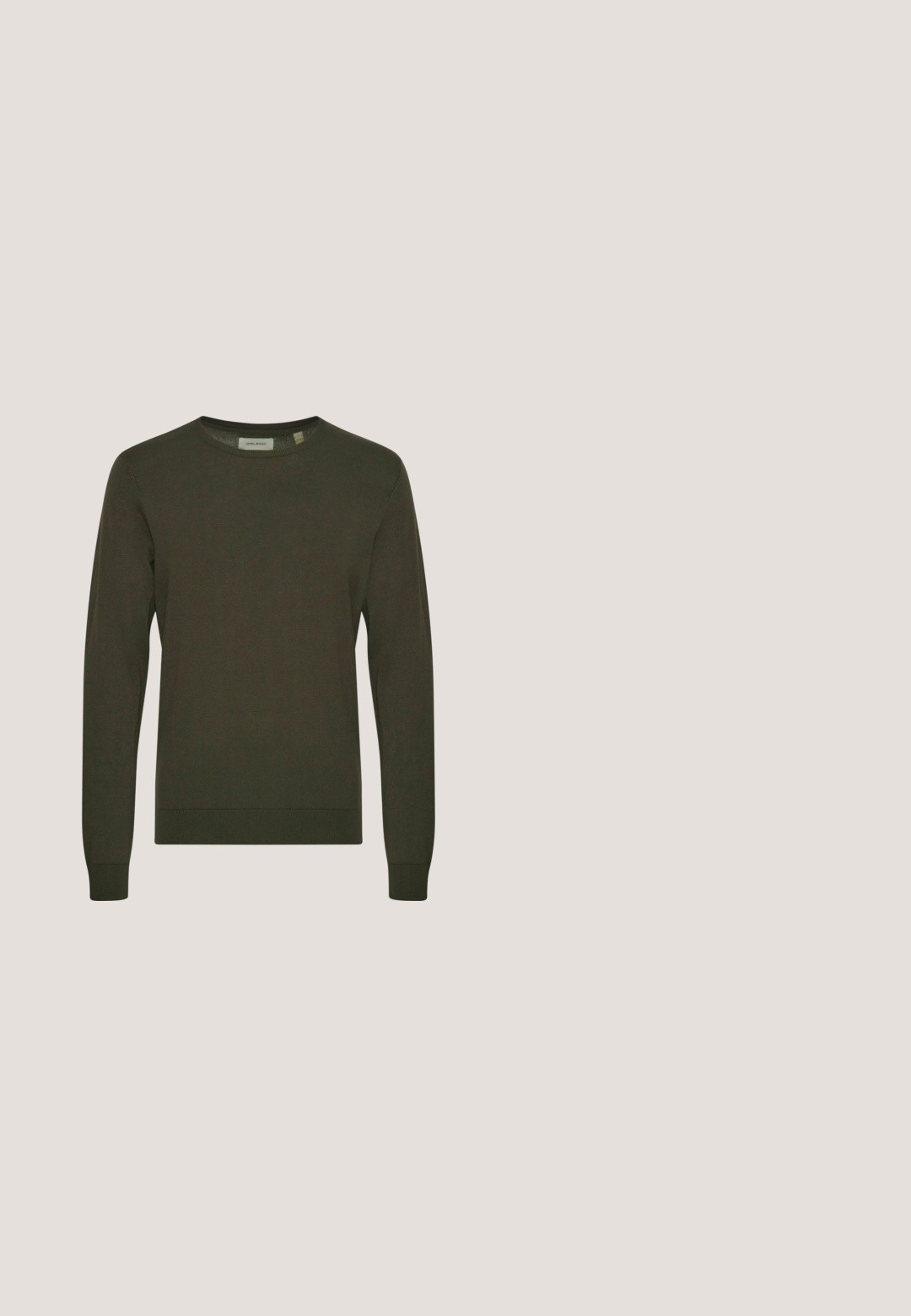 Olivengrøn strikket sweater med rund halsudskæring, lange ærmer og ribbede manchetter og kant. Glat tekstur, ingen mønstre eller accenter.; Olivengrøn langærmet skjorte med spids krave, knapper foran og en brystlomme på en ensfarvet lys baggrund.; Beige herreshorts i hørblanding med knaplukning, bæltestropper og sidelommer, vist forfra på hvid baggrund.; Beige suedestøvle med snørebåndsdesign, syede detaljer og gummisål. Formen er afslappet med en let hæl.; Sorte runde solbriller med mørke linser og tynde arme med en lille hvid logo på siden, placeret på en lys overflade.; Sort tekstureret lædermappe med to håndtag, lynlåslomme foran og justerbar skulderrem.