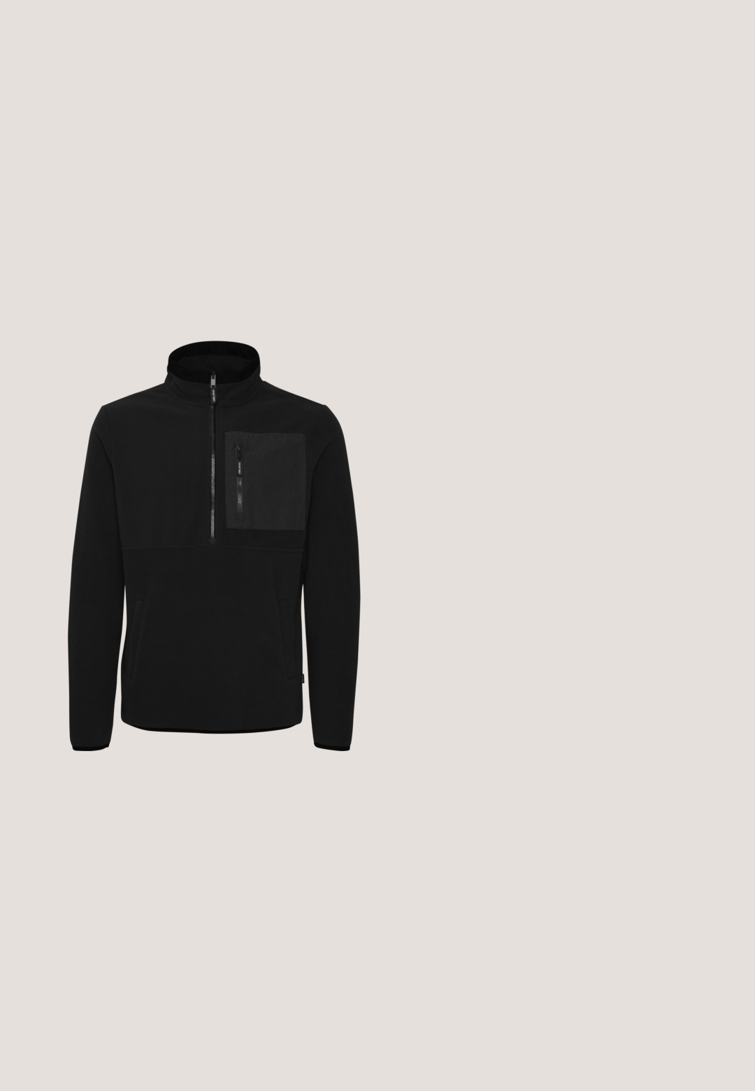 Schwarzer Fleece-Pullover mit hohem Kragen, halbem Reißverschluss und einer vorderen Aufsatztasche mit Reißverschluss. Glatter, warmer Stoff.; Schwarzes Baumwoll-T-Shirt mit kurzen Ärmeln, Rundhalsausschnitt und weißem Logo auf der Brust. Mit weißen Streifen entlang der Schultern.; Schwarze Cargo-Hosen aus strapazierfähigem Material mit mehreren Taschen, verstärkten Nähten und metallischen Akzenten für verbesserte Funktionalität.; Grauer und beiger Sneaker mit strukturierter Oberfläche, dicker Sohle und Akzent-Schnürsenkeln; Logo sichtbar seitlich und auf dem hinteren Bereich.; Schwarze Sonnenbrille mit rechteckigem Rahmen, dunkelvioletten Gläsern und subtilem metallischen Detail an der Brücke. Glatte Oberflächenfinish.; Schwarze Leder-Gürteltasche mit zwei Reißverschlussfächern, eines mit türkisfarbenem Akzent und markiertem Logo auf der Vorderseite.