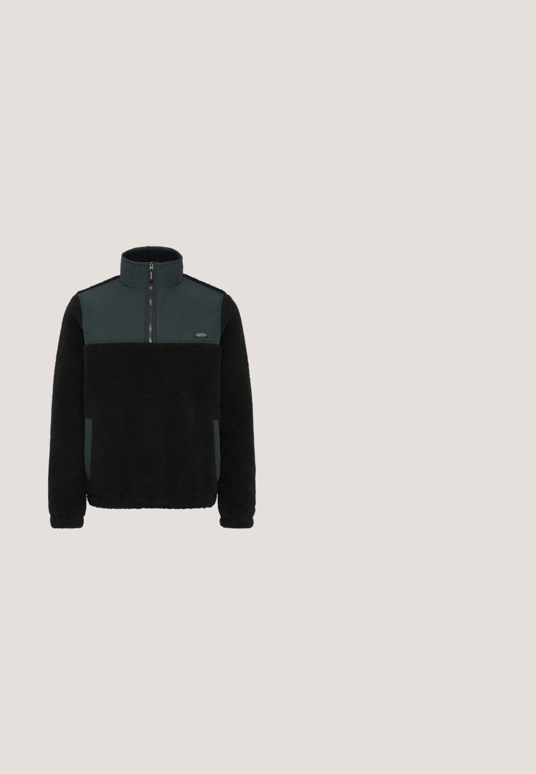 Fleece-Pullover mit hohem Kragen, der eine schwarze, flauschige Textur, glattes dunkelgraues Material an den Schultern und einen halben Reißverschluss auf der Vorderseite hat.; Graues Baumwoll-T-Shirt mit Rundhalsausschnitt, kurzen Ärmeln und einem kleinen orangefarbenen Elefanten, der auf der linken Brust gestickt ist. Glatte Textur.; Schwarze leichte Jogginghosen mit elastischem Bund, schmal zulaufendem Bein, gerafften Bündchen und seitlichen Taschen für zusätzliche Funktionalität.; Schwarzer und grauer Strick-Sportschuh mit gepolsterter Sohle, türkisfarbenen Akzenten nahe der Ferse und einem modernen Schnürsenkelverschluss mit Knebel.; Braune Stofftasche mit zwei langen Griffen. Die Vorderseite zeigt weißen Text mit der Aufschrift "LES DEUX." Schlichtes Design, strapazierfähiges Material und flache Form.; Metallarmband mit einem eleganten Design, das aus verbundenen ovalen Gliedern in polierter silberner Optik besteht. Glatte Oberfläche mit einem modernen, minimalistischen Look.