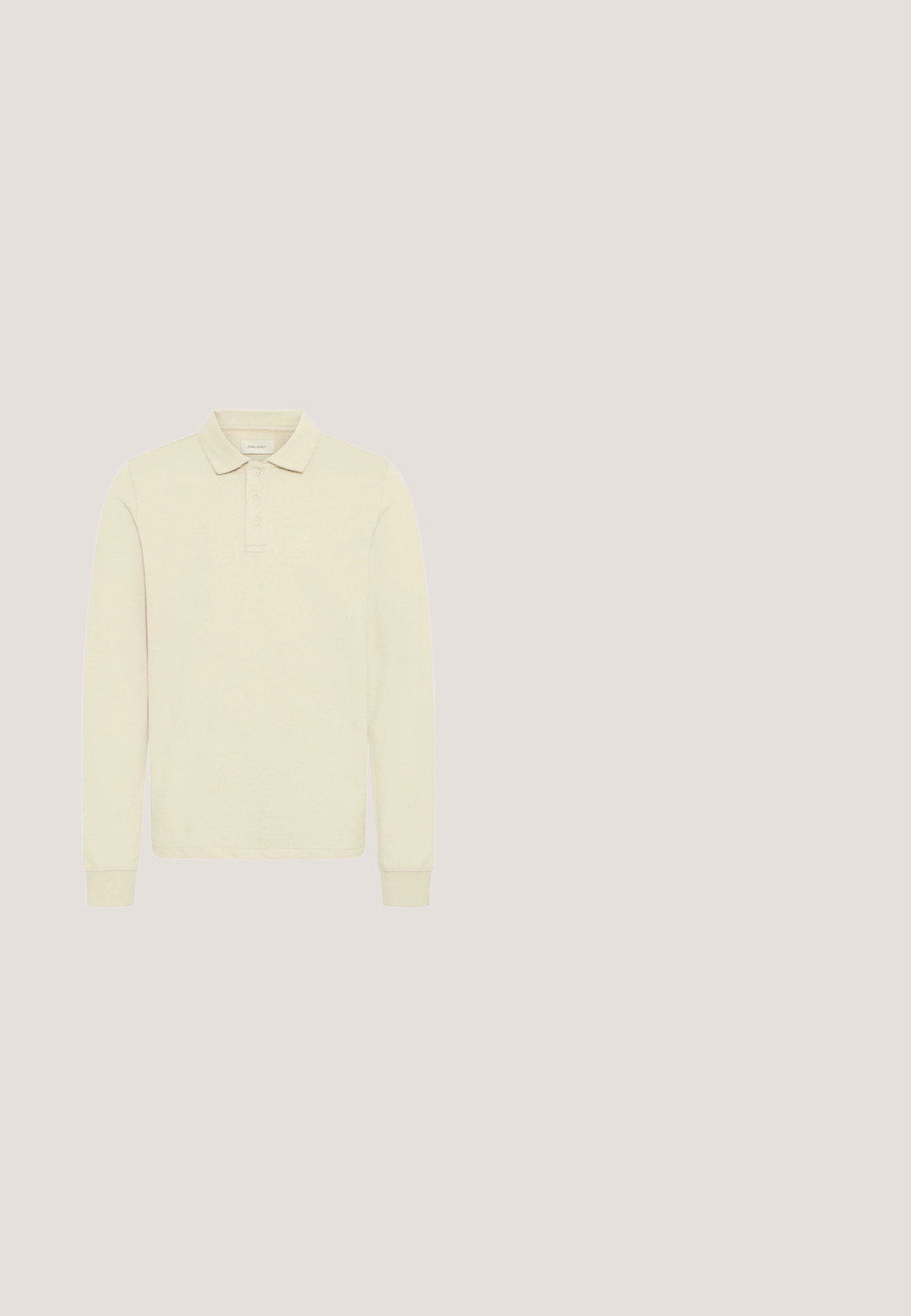 Polo de manga larga en beige claro, confeccionado en algodón suave. Cuenta con un cuello clásico, tapeta con botones y puños acanalados.; Camisa beige de manga corta con cierre de botón, que presenta patrones geométricos decorativos en verde y negro en la parte delantera y detalles de punto texturizado.; Pantalones cortos beige hechos de una tela ligera, con cierre de botón, dos bolsillos frontales y costuras sencillas, con un diseño de pierna recta.; Alpargatas de esparto tejidas en beige natural, con un patrón de espiga, suela de yute cosida y un interior acolchado para mayor comodidad.; Gafas de sol metálicas con una montura octagonal, lentes de color verde oscuro y patillas con diseño de carey. Detalles en dorado en la montura.; Neceser rectangular de cuero marrón con bolsillo delantero con cremallera y asa lateral, mostrado sobre fondo blanco.