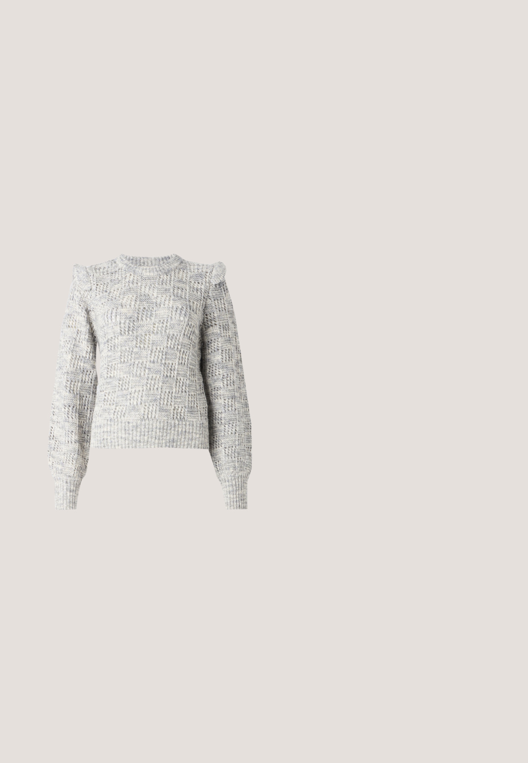 Pull en maille gris clair avec un motif à carreaux texturé, des manches bouffantes et un col rond. Présente des poignets et un ourlet côtelés.; T-shirt blanc court en coton doux, avec un col rond et des manches courtes, d'ajustement légèrement décontracté. Pas de motifs ni d'accents.; Jean en denim noir avec une coupe droite, présentant un design classique à cinq poches, une fermeture par bouton métallique et des détails de couture minimalistes.; Ballerines en cuir noir avec un bout rond, texture lisse, détails de couture minimalistes et design de semelle flexible.; Sac cabas noir avec doubles anses d'épaule, fermetures à boutons dorés sur les bords supérieurs, et design minimaliste sur fond neutre.; Boucles d'oreilles en argent avec des maillons ovales allongés, présentant une finition polie et un pendentif tombant texturé. Design simple avec des bords lisses.