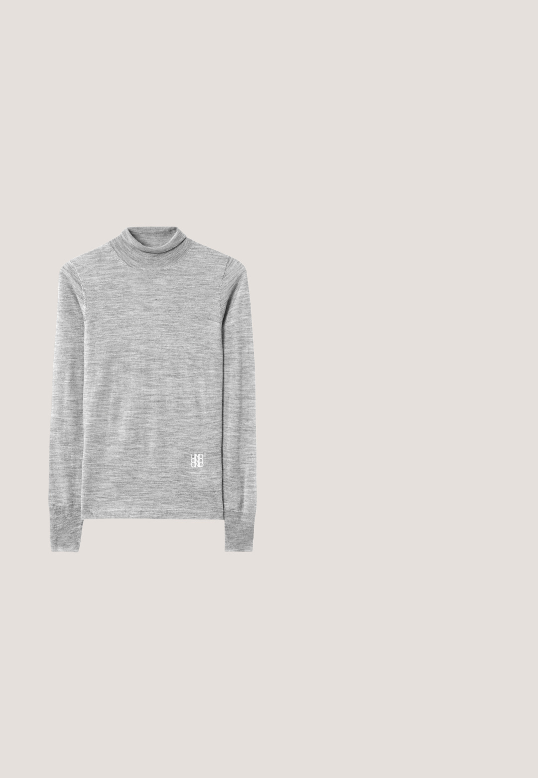 Grijze coltrui gemaakt van een zachte, gestructureerde stof. Heeft lange mouwen en een klein wit logo vlakbij de zoom.; Lichtroze blouse met knopen, voorzien van een subtiele palmbladpatroon. Gemaakt van een gladde stof met een relaxte pasvorm en een klassiek kraagontwerp.; Lichtpaarse wijde spijkerbroek met hoge taille, geplooide voorkant en vijf zakken. De stof heeft een licht gestructureerde afwerking.; Witte sneakers met zwarte accenten, voorzien van een gestructureerde suède neuspunt, zijritsen en een gumrubberen zool. Klassiek laag model.; Zwarte rechthoekige zonnebril met donkere glazen en een logo op het montuur, rustend op een witte ondergrond.; Zilveren cufflinks met rechthoekige iriserende inlegstukken van abalone schelp op een plain witte achtergrond.