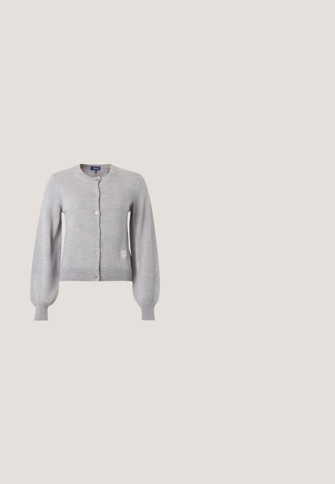 Lichtgrijs vest met lange mouwen en ronde hals, geribbelde manchetten en zoom, knopen aan de voorkant en een klein wit logo rechtsonder.; Zwarte geribbelde tanktop met een ronde halslijn en brede schouderbanden, met een subtiele textuurafwerking en een klein gaasdetail aan de zoom.; Zwarte, wijde broek van gladde stof, met een hoge tailleband en geen zichtbare zakken of hardware. Vloerlange stijl.; Zwarte leren slingback pump met puntige neus, kleine hak, open ontwerp en goudkleurige gespdetail op het bandje.; Zwarte leren handtas met een gevlochten hengsel, goudkleurig beslag en de merknaam "Vanessa Bruno" in goud bij de basis, afgebeeld op een witte achtergrond.; Gouden oorringen met een gladde, gepolijste afwerking, cirkelvormig ontwerp en een scharnierende sluiting. Het ontwerp is eigentijds en minimalistisch.
