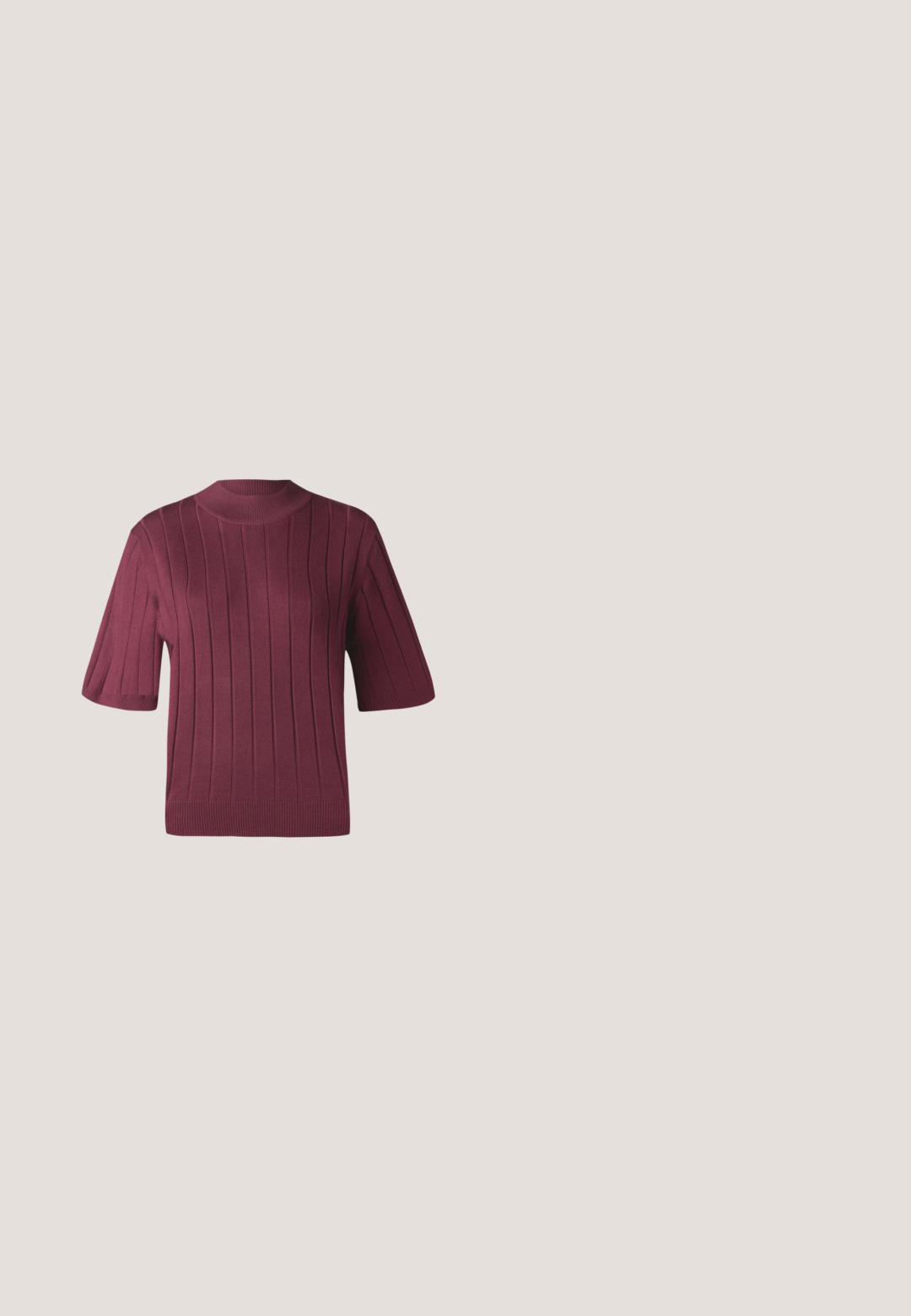 Bordeaux kortemouwtrui met ribstructuur, hoge hals en een getailleerd silhouet. Zachte gebreide stof met horizontale strepen.; Korte bordeaux gekleurde textuurjacket met opbollende mouwen en vier zilveren knopen aan de voorkant tegen een lichte achtergrond.; Bordeaux lange rok van soepele, glanzende stof met een vloeiende uitstraling en een elastische tailleband. Geen patronen of accenten aanwezig.; Zwarte en donkerbruine leren en suède slingback hoge hak schoen met spitse neus en smalle stilettohak op witte achtergrond.; Bordeaux lederen handtas met een gestructureerde vorm, een afneembare schouderriem, een bovenhandvat, gouden hardware en een sluiting met een voorste klip.; Twee zilveren kettingen op een witte achtergrond, één met een druppelvormige kristallen hanger, de andere met ovale kristallen schakels.