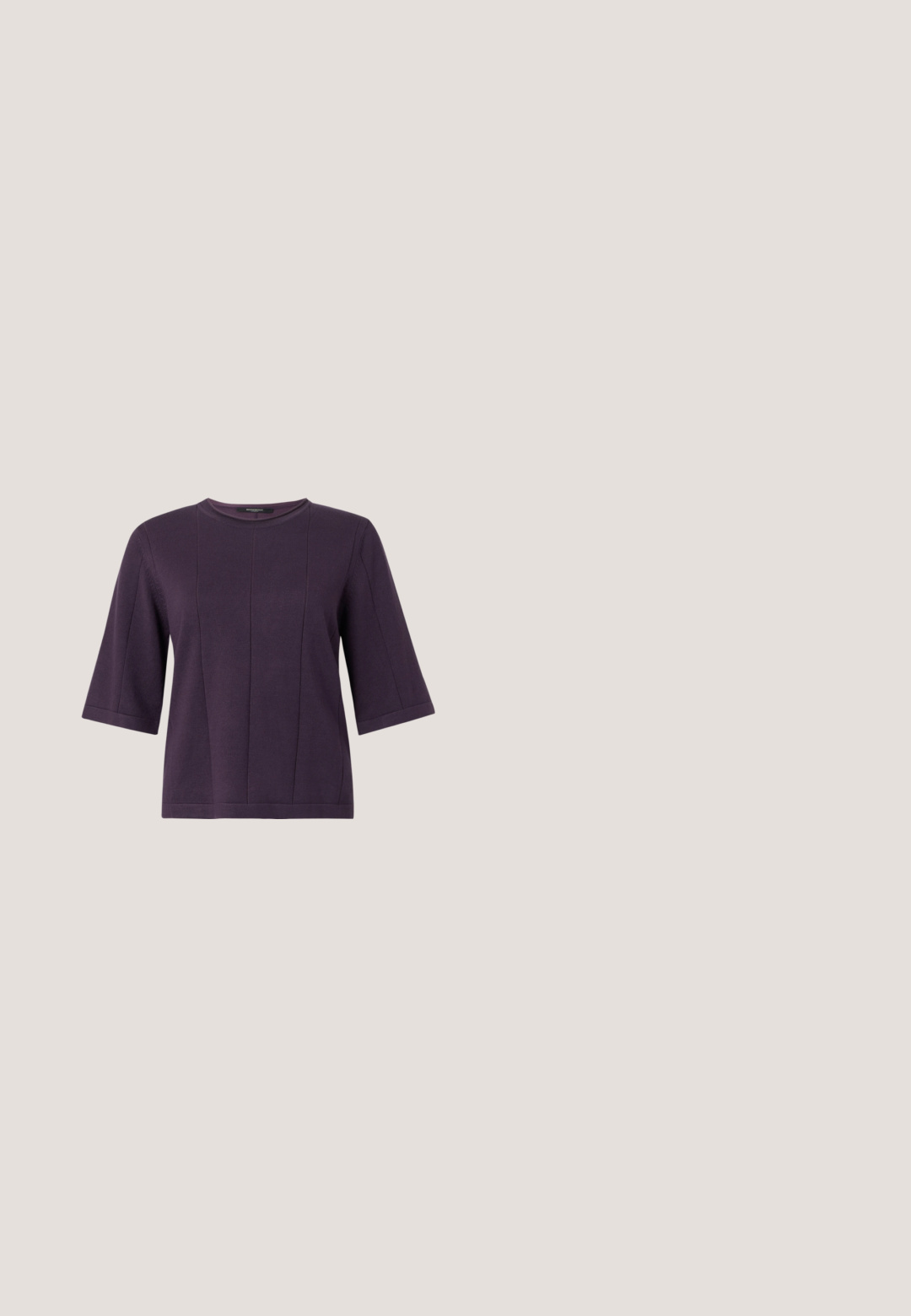 Haut violet à manches courtes avec encolure ronde et coutures verticales. Confectionné dans un tissu doux et texturé, offrant une coupe décontractée.; Veste courte bleu marine à manches courtes avec col pointu, fermeture boutonnée à l'avant et deux poches à rabat avec boutons.; Pantalon noir à jambes larges plissé avec une ceinture élastique, fabriqué en tissu léger, suspendu sur un fond blanc uni.; Chaussure slingback en cuir verni noir à bout pointu avec bride en T et petit talon bloc incliné sur fond blanc.; Petite pochette en cuir bordeaux avec fermoir en métal argenté et bracelet pour poignet sur fond blanc.; Paire de boucles d'oreilles créoles en bouclettes dorées brillantes sur fond blanc uni, présentant un design torsadé entrelacé.