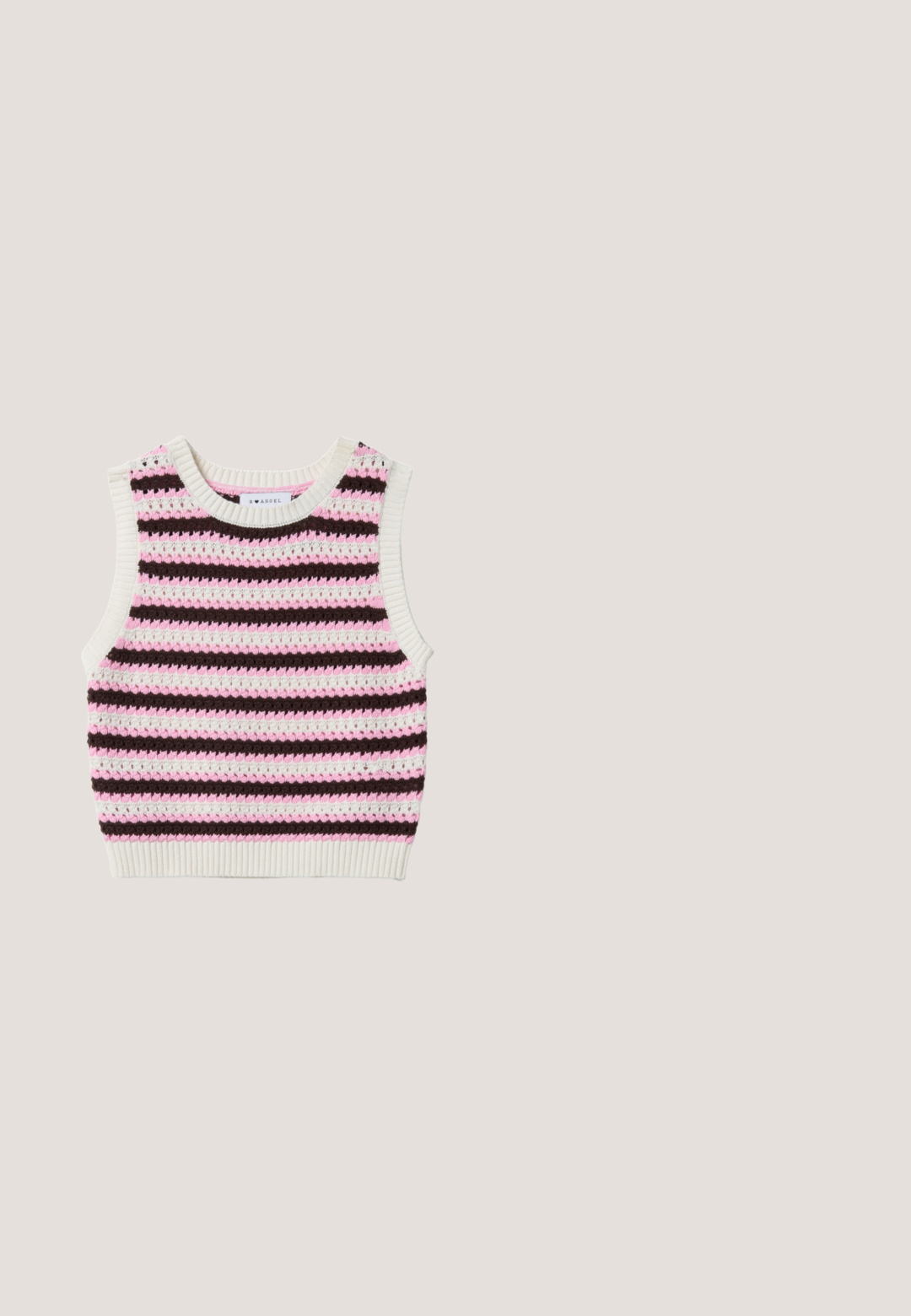 Chaleco de punto sin mangas con rayas horizontales en rosa, crema y marrón oscuro, con cuello y bajo acanalados.; Chaqueta recortada con cremallera y manga larga en un patrón de rayas ribeteadas multicolor que presenta tonos de rosa, púrpura y azul. Detalle de cremallera plateada en la parte delantera.; Pantalones morados de pierna ancha con textura de crochet de punto abierto, cintura alta y una silueta recta y ancha.; Zapatilla deportiva rosa con detalle lateral de zigzag azul, cordones beige atados en un lazo y suela marrón claro sobre fondo blanco.; Bolso acolchado morado con asa fruncida y una correa naranja extraíble, con una etiqueta rectangular blanca de la marca en el frente.; Anillo metálico abierto y grueso con una superficie de esmalte redondeada de color púrpura claro con franjas verdes y dos cuentas azules transparentes elevadas.