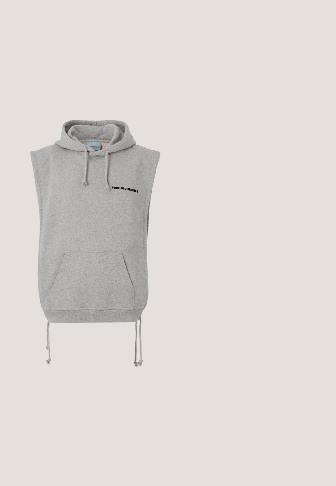 Γκρι αμάνικο hoodie από βαμβακερό ύφασμα. Διαθέτει μπροστινή τσέπη, ρυθμιζόμενους κορδόνια και μαύρο εκτυπωμένο κείμενο κοντά στον λαιμό.; Μαύρο κοντομάνικο μπλουζάκι με μεγάλο κίτρινο και μπλε γράφημα "icecrem" με φιγούρα που κάνει πατινάζ. Μαλακό, λείο ύφασμα; άνετη εφαρμογή.; Μαύρες σορτς μέχρι το γόνατο με ελαστική μέση και μικρό λευκό κείμενο σε πλάγια γραφή στη δεξιά πλευρά.; Μαύρο χαμηλό αθλητικό παπούτσι με λευκά κορδόνια, λευκή σόλα και μια μικρή πλαϊνή ετικέτα σε απλό φωτεινό φόντο.; Μαύρα γυαλιά ηλίου με στρογγυλό πλαίσιο, φακούς με καφέ απόχρωση και διακριτικές χρυσές λεπτομέρειες σε λευκό φόντο.; Μπλε δομωμένη τσάντα χιαστί φτιαγμένη από υλικό με υφή, διαθέτοντας κλείσιμο με φερμουάρ, μπροστινή τσέπη και ρυθμιζόμενο λουρί με το λογότυπο "EMPOR".