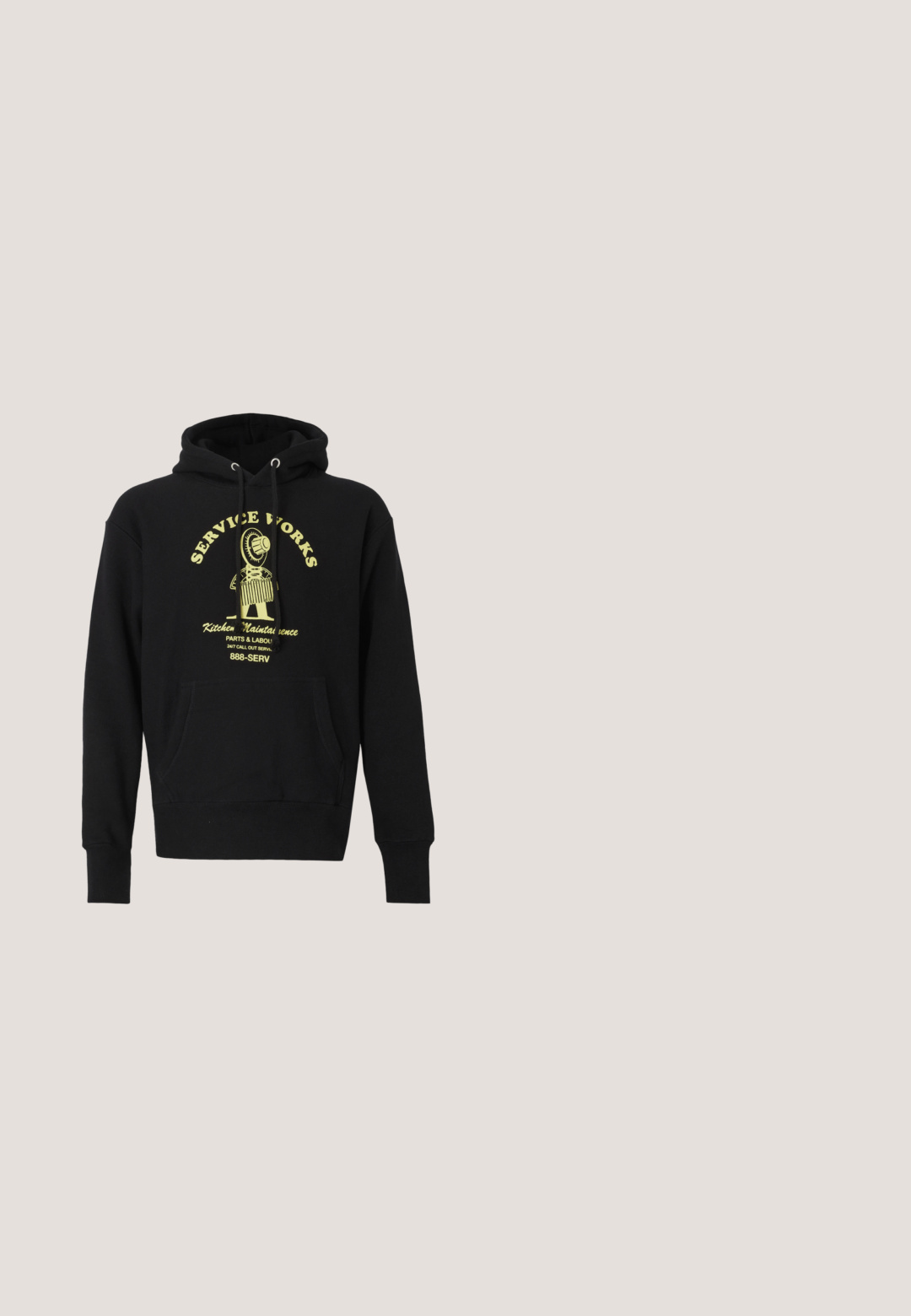 Sudadera con capucha negra de mezcla de algodón, con bolsillo frontal, capucha con cordón y un estampado gráfico amarillo que dice “SERVICE WORKS” con un diseño.; Camiseta de algodón negra con mangas cortas, cuello redondo, que presenta "Jeu Set et Match" en bordado blanco y un acento de logo de cocodrilo verde.; Pantalones de chándal negros con cintura elástica, puños ajustados y bolsillos laterales tipo cargo. Fabricados con material suave y textura lisa.; Zapatilla negra de caña baja con un logo estampado en el lateral, cordones negros y una pequeña lengüeta verde neón en el talón.; Bolso bandolera de tela negra con dos compartimentos con cremallera, correa ajustable y un sutil detalle de logo azul en la parte frontal.; Pulsera de cuero trenzado negro con un cierre de metal plateado que presenta detalles de marca en relieve. Textura suave, diseño circular minimalista.