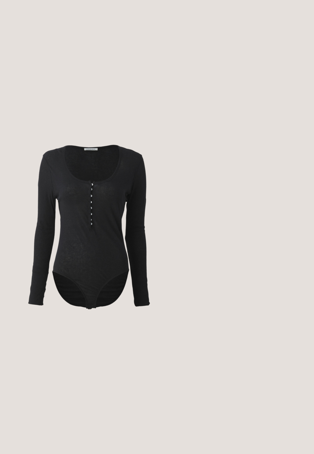 Bodysuit negro de manga larga en un tejido suave y ligero. Presenta un escote en forma de cuchara y un cierre de botones en la parte delantera con seis botones blancos.; Camisa de pana marrón con cuello de camisa, botones en la parte frontal y mangas largas. Presenta una tela texturizada y un ajuste ligeramente oversize.; Pantalones de pierna ancha en tejido acanalado marrón oscuro, con una cinturilla alta y una silueta fluida, que enfatizan la textura y el volumen.; Sandalia plana de punta afilada con estampado de vaca en marrón y blanco, tiras de cuero negro y tres grandes hebillas doradas, incluida una alrededor del tobillo.; Gafas de sol con un diseño angular de ojo de gato, fabricadas en plástico translucido de color rojo oscuro con lentes rosas y detalles en tono dorado.; Bolso de mano de cuero marrón con dos asas cortas, herrajes dorados y detalles con costuras. Cuenta con cierre de cremallera y un logotipo decorativo en el frente.