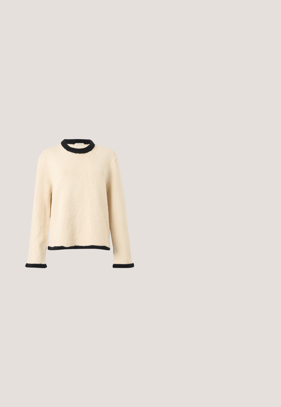 Pull en maille crème à manches longues avec bordure côtelée noire au col, aux poignets et à l'ourlet, présenté sur un fond uni.; Robe noire avec un haut ajusté à col rond et une jupe froncée et fluide. Fabriquée à partir d'un tissu doux et lisse avec une texture homogène.; Chaussure slingback en cuir verni noir à bout pointu avec bride en T et petit talon bloc incliné sur fond blanc.; Pochette en cuir beige plissé avec un cadre en métal argenté, dotée de deux fermoirs ronds décoratifs et d'une chaîne en argent.; Boucles d’oreilles créoles en or décorées de cristaux clairs et de petites et grandes perles blanches en cascade, présentées sur un fond blanc uni.; Ceinture en cuir noir avec une boucle noire rectangulaire arrondie et des trous de réglage visibles sur fond blanc.