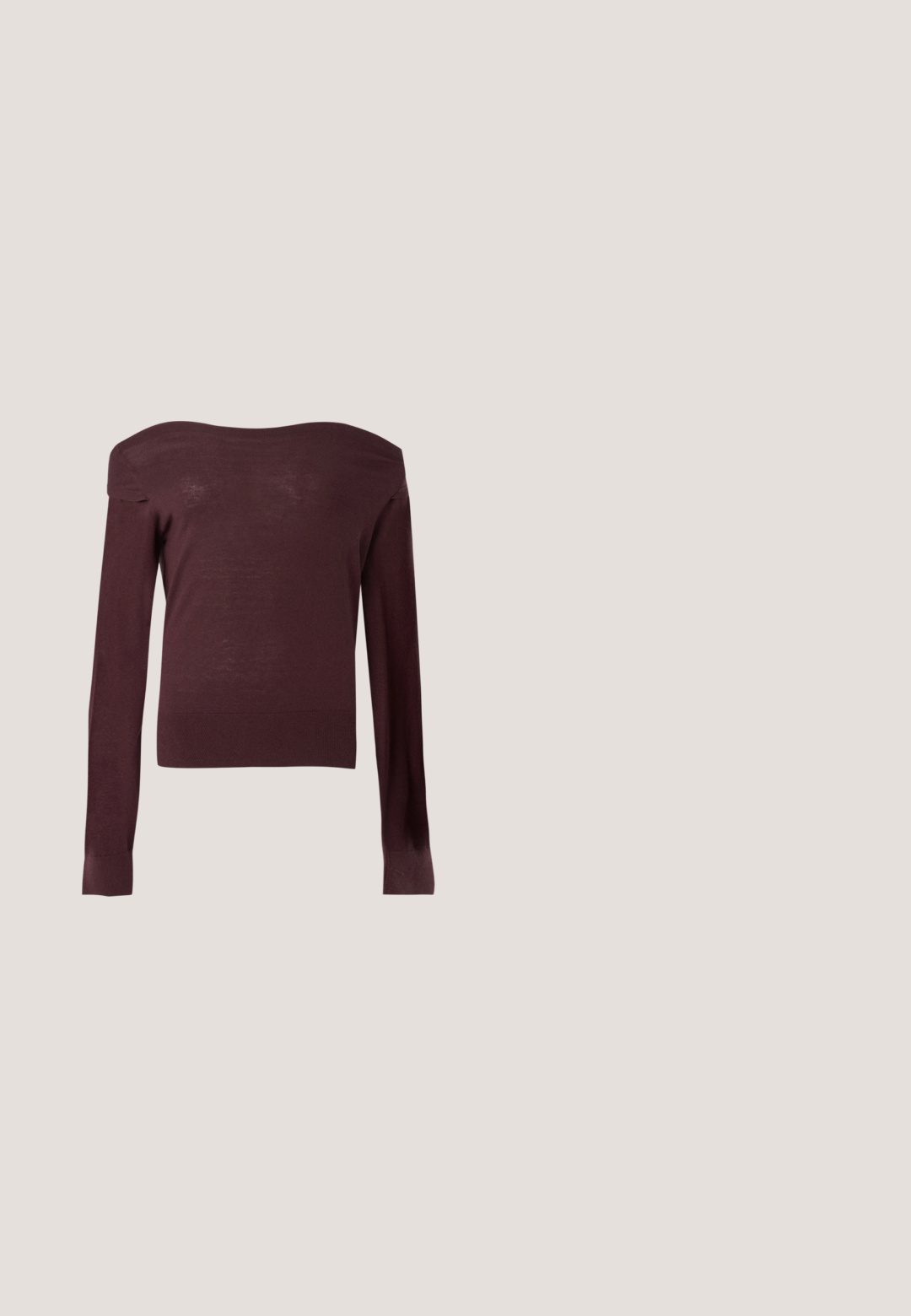 Mørkebrun off-shoulder stram striktrøje med lange ærmer og ribbede manchetter og kant mod en ensartet lys baggrund.; Brun fløjlsskjorte med krave, frontknapper og lange ærmer. Har et struktureret stof og en let oversized pasform.; Mørkebrune bukser med lige ben, bæltestropper, frontlynlås og sidelommer, vist mod en ensfarvet hvid baggrund.; Sort læder ankelstøvle med spids tå og lav kittenhæl, glat finish, lynlås i siden, vist på en neutral baggrund.; Bordeaux læderhåndtaske med en tekstureret overflade, to korte håndtag og en aftagelig skulderrem med en sølvfarvet lynlåsdetaile.; Par af skinnende guldfarvede hoop-øreringe med snoet, flettet design på en enkel hvid baggrund.