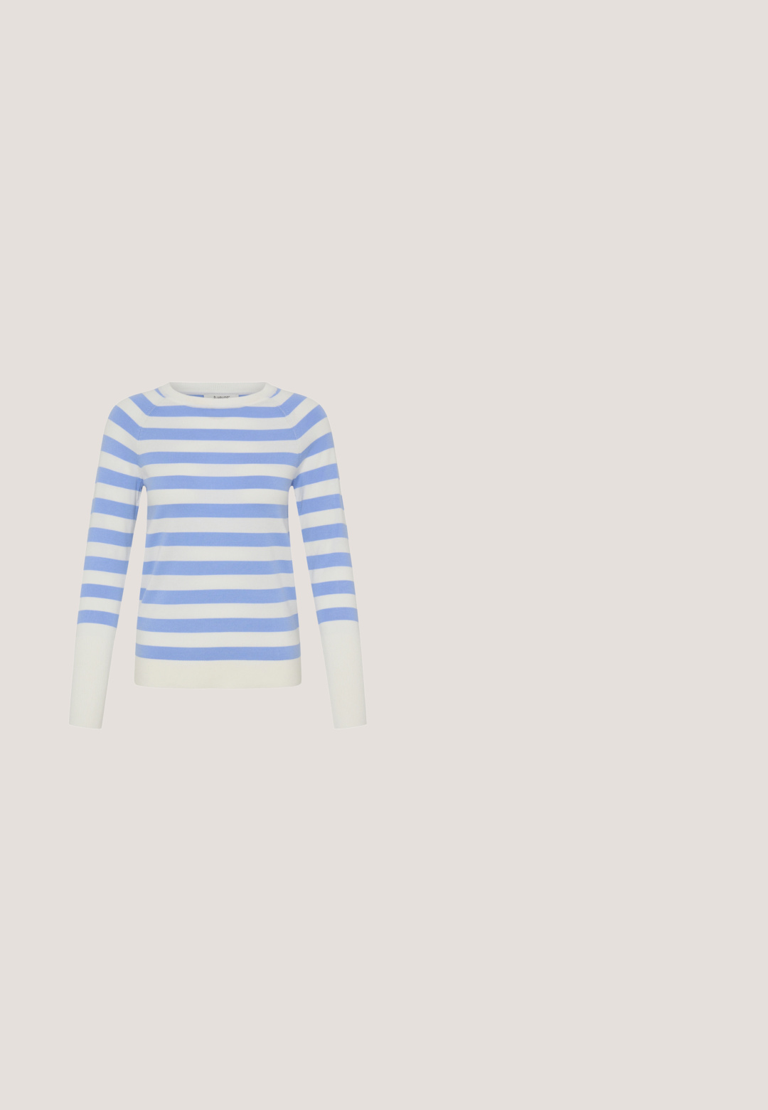 Stribet sweater med lyseblå og hvide vandrette striber, rund halsudskæring og lange ærmer. Fremstillet af blødt strikstof med ribkanter ved ærmerne.; Lyseblå denimjakke med en cropped design, spids krave og sølvknapper. Har lange ærmer og kontraststrikdetalje.; Lyseblå bukser lavet af glat stof, med en lige pasform, bæltestropper og en frontlynlås med knaplukning.; Lyseblå ruskindsneaker med hvide detaljer og broderede blomsterdesigns. Har snørebånd, en gummigummisål og en lav-silhuet.; Blå stofnet med sort hjerte-mønster og to skulderremme, rektangulær form, uden synlig lukning eller lommer.; Par af lysegule øreringe formet som blomster med lagdelte, strukturerede kronblade på en lys baggrund.