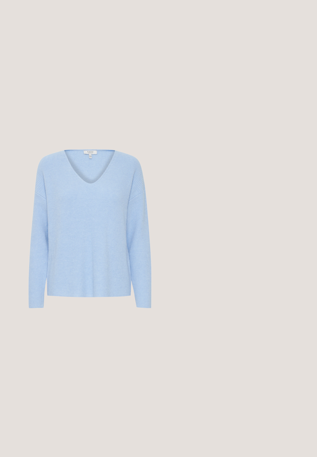 Hellblauer, gestrickter Pullover mit V-Ausschnitt, langen Ärmeln und einem gerippten Muster. Verfügt über eine entspannte Passform und einen weichen Stoff.; Lavendelfarbene Bluse mit langen Ärmeln, Spitzenkragen mit Wellensaum, weißer Schleife, Knopfleiste vorne und Rüschen an den Spitzenmanschetten.; Hellblauer plissierter Rock mit einer weichen, transparenter Textur und einem elastischen Bund. Der Stoff fällt sanft bis zur Oberschenkelmitte.; Weißer klobiger Sneaker mit dicker Sohle, verziert mit pastellrosafarbenen, orangen und blauen Schmetterlingsapplikationen an den Seiten und der Ferse.; Rosa, glänzendes Haaraccessoire in Form einer großen Schleife, mit glatter Textur und einem dünnen Riemen zum Befestigen.; Pinkes herzförmiges Leder-Münzetui mit Handgelenkriemen und goldenem Reißverschluss, mit kleinem goldfarbenem "Furla"-Schriftzug.