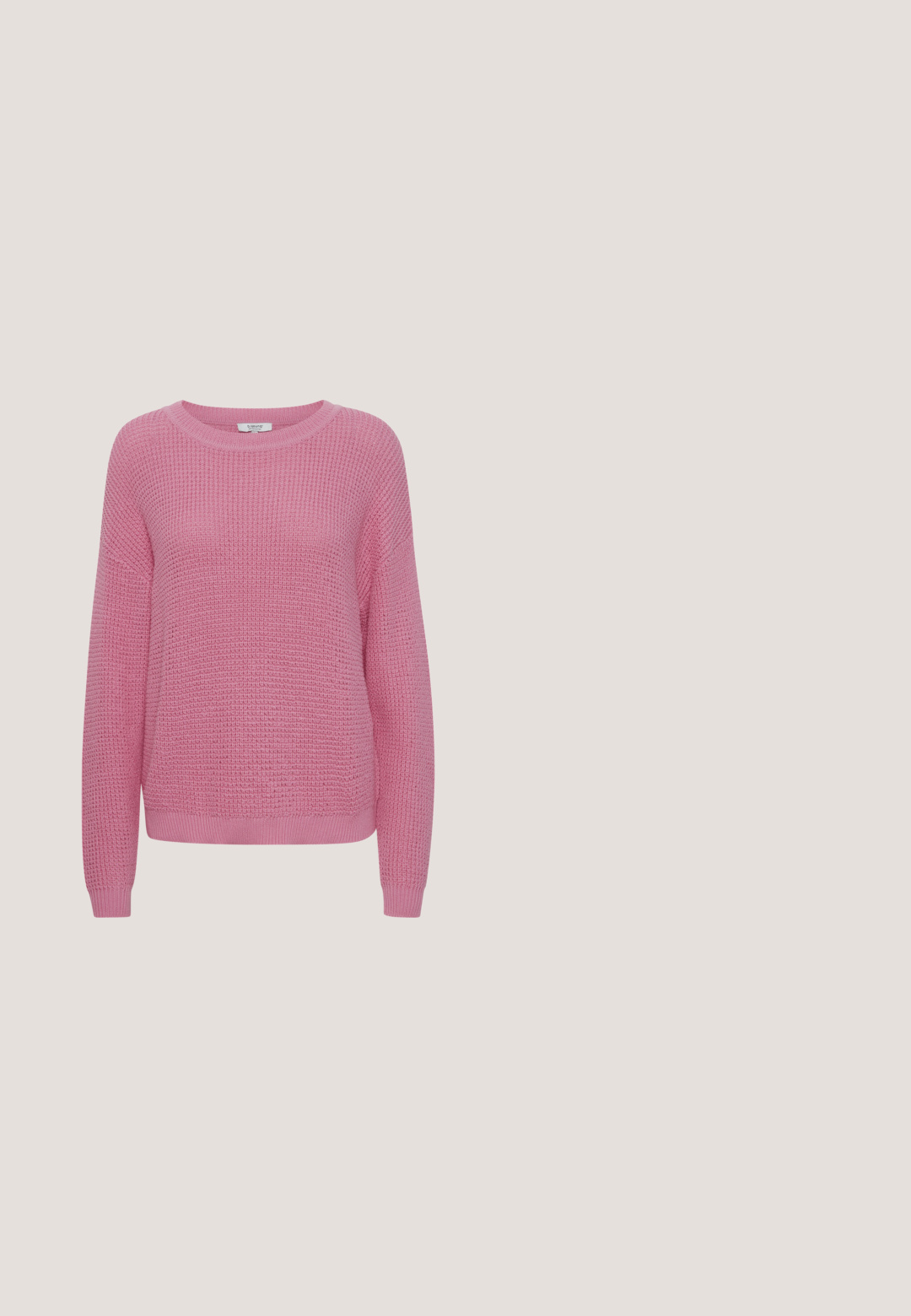Roze gebreide trui met een relaxte pasvorm, ronde hals en geribbelde manchetten. Textuurstof met een zachte afwerking en een minimalistisch ontwerp.; Roze corduroy overhemdjack met lange mouwen, twee borstzakken en bruin knopen. Heeft een klassieke kraag en een gestructureerde ribstof.; Lichtroze, textielachtige stoffen broek met elastische tailleband en koord, met een relaxed recht model.; Lage roze suède sneaker met rode strepen, rubberen zool, groene hieltab en kleine geborduurde rode rozen bij de hiel.; Roze leren schoudertas met gouden rits, verstelbare band en afgeronde onderkant, klein kwastdetail aan de zijkant.; Zilveren ketting met gelijkmatig verdeelde kleine koraalrode cilindervormige kralen en een stervormige hanger aan de verstelbare sluiting.