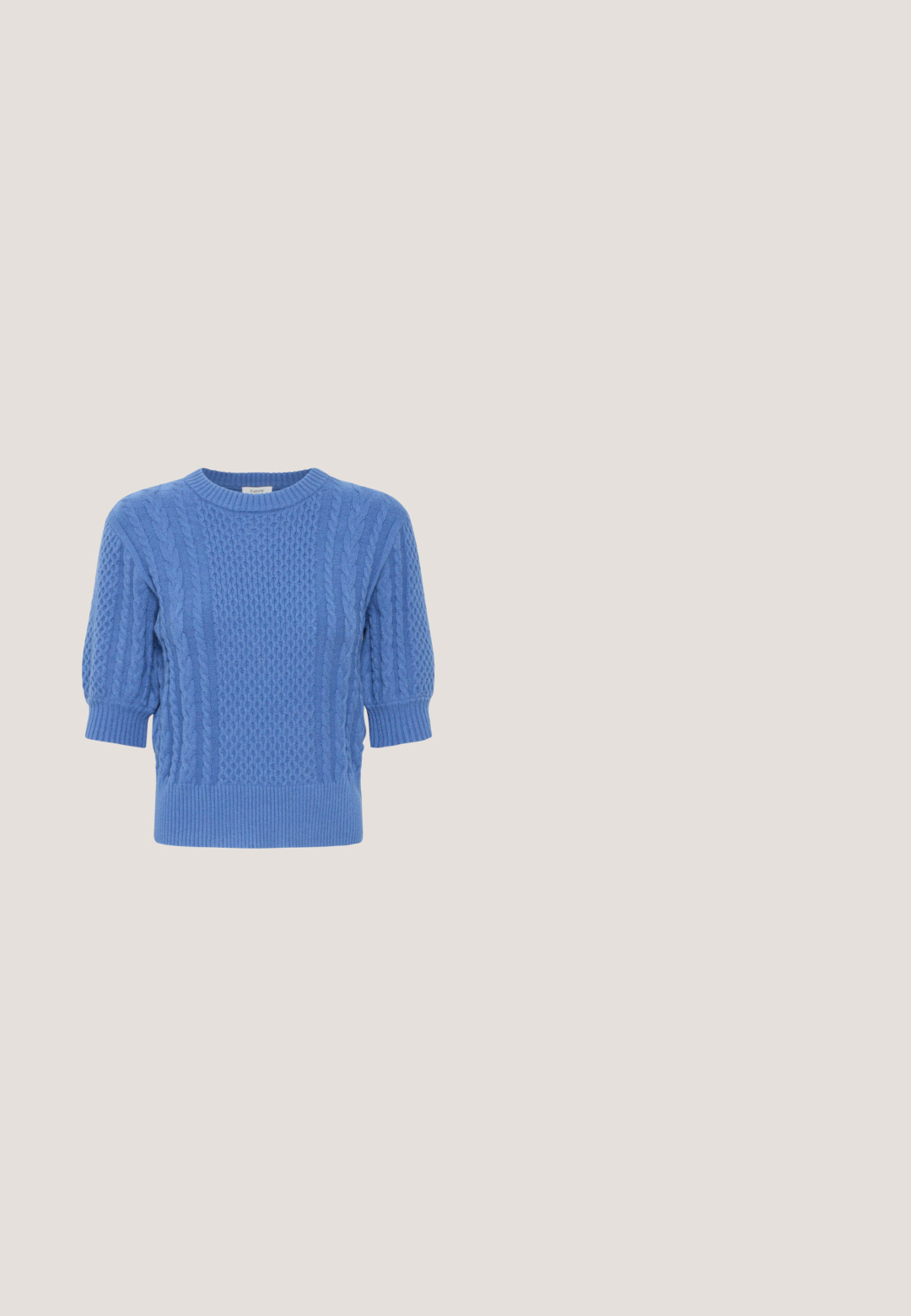 Blå strikket sweater med korte puffærmer, der har teksturerede kabelstrikkede mønstre samt ribbet halsudskæring og kant.; Stribet skjortejakke med lange ærmer, påsatte lommer og en slået krave i blå og hvide lodrette striber.; Himmelblå brede bukser lavet af letvægtsstof, med et sky-mønster i bløde hvide nuancer og subtile pasteller, samt et elastisk taljebånd.; Blå denim lavtop sneaker med hvide snørebånd og brun gummisål, vist i profil på en neutral baggrund.; Lys blå tote bag lavet af blødt stof, med to håndtag og en aftagelig rem med "PEPE JEANS" logo. Inkluderer en lynlås lukning.; Sølv hoop øreringe med en buet design, der har stjerneformede accenter og indlagte klare krystaller for ekstra detaljer.