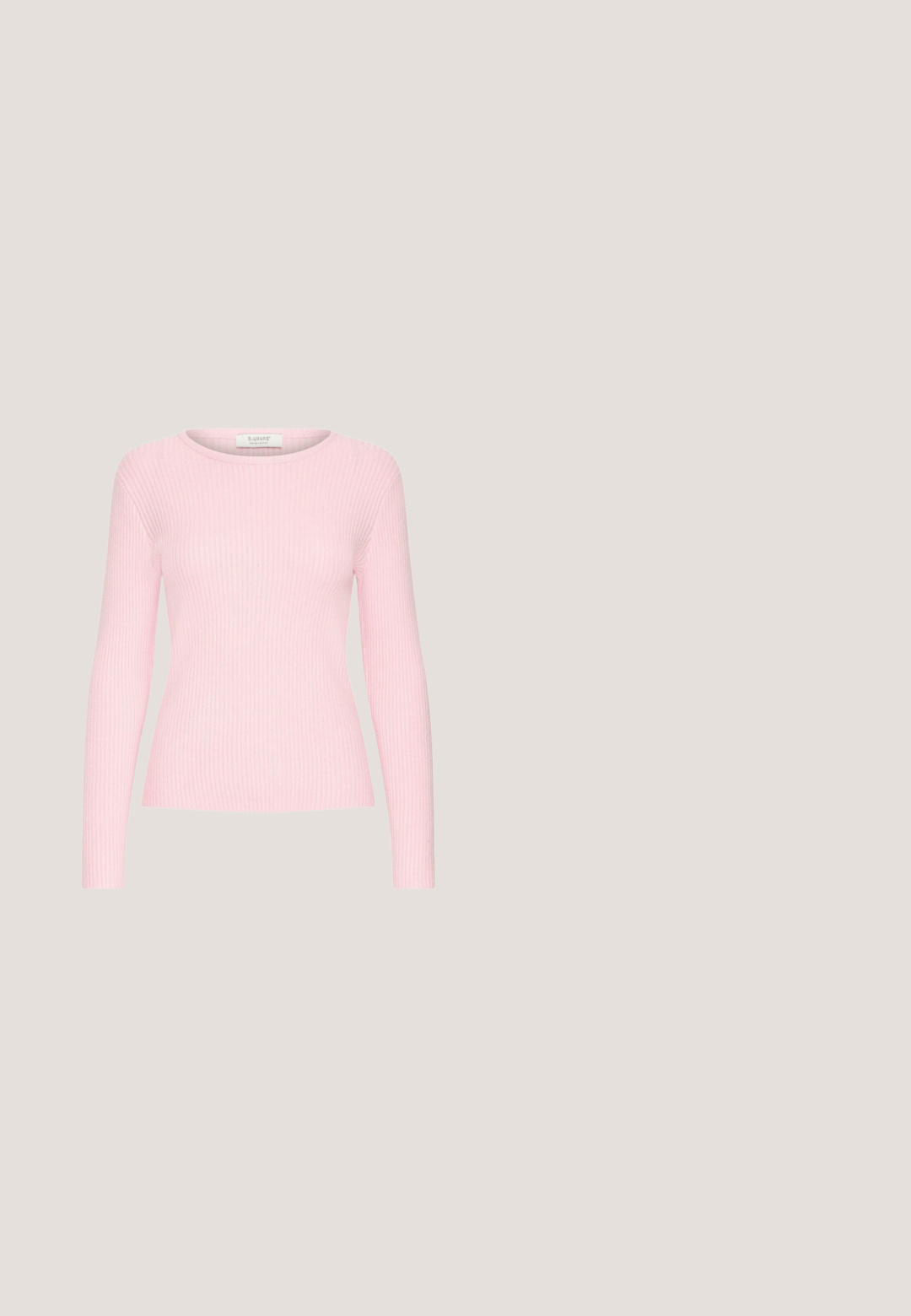 Rosa gerippter, langärmliger, taillierter Pullover mit runder Ausschnitt und einem kleinen Markenetikett im Kragen.; Rosa Kordjacke mit langen Ärmeln, zwei Brusttaschen und braunen Knöpfen. Sie verfügt über einen klassischen Kragen und einen strukturierten, gerippten Stoff.; Hellrosa, lässige Hose mit Kordelzugbund, entspannter Passform und geraden Beinen, aus weichem Material, ideal für die Freizeit.; Flacher pinker Wildledersneaker mit roten Streifen, Gummisohle, grünem Fersenlasche und kleinen bestickten roten Rosen nahe der Ferse.; Rosa zylindrische Handtasche mit einem einzelnen Schulterriemen, glatter Lederstruktur, oberem Reißverschluss und minimalistischem Design.; Goldenes Gliederarmband mit kleinen violetten Steinen und einem zentralen goldenen Halbmond-Anhänger, mit verstellbarem Verschluss.