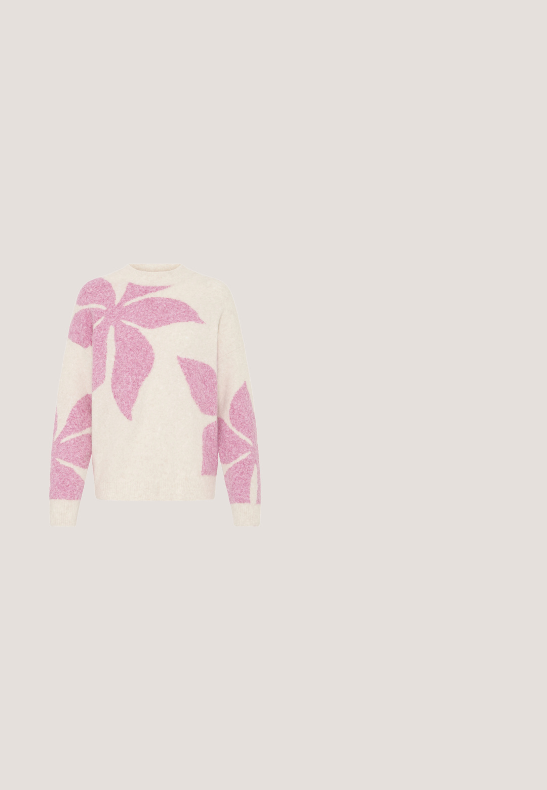 Pull en laine crème avec de grands motifs de feuilles roses pâles. Présente un col rond et des manches longues avec des poignets côtelés. Texture lisse.; Veste en velours côtelé rose avec des manches longues, deux poches poitrine et des boutons marron. Elle comporte un col classique et un tissu texturé à côtes.; Pantalon mauve taille haute à jambes droites, coutures effilochées, ourlet brut, fermeture par boutons et fermeture éclair avant cachée.; Baskets roses avec des accents verts, comportant trois bandes vertes, un bout arrondi et une semelle en caoutchouc texturée. Matière douce et col rembourré.; Sac à main en cuir rose pâle avec des poignées arrondies et un bord supérieur légèrement froncé, présenté sur un fond blanc.; Boucle d'oreille en forme d'anneau en or avec un pendentif champignon rose en matériau lisse, présentant un chapeau arrondi et une base évasée.