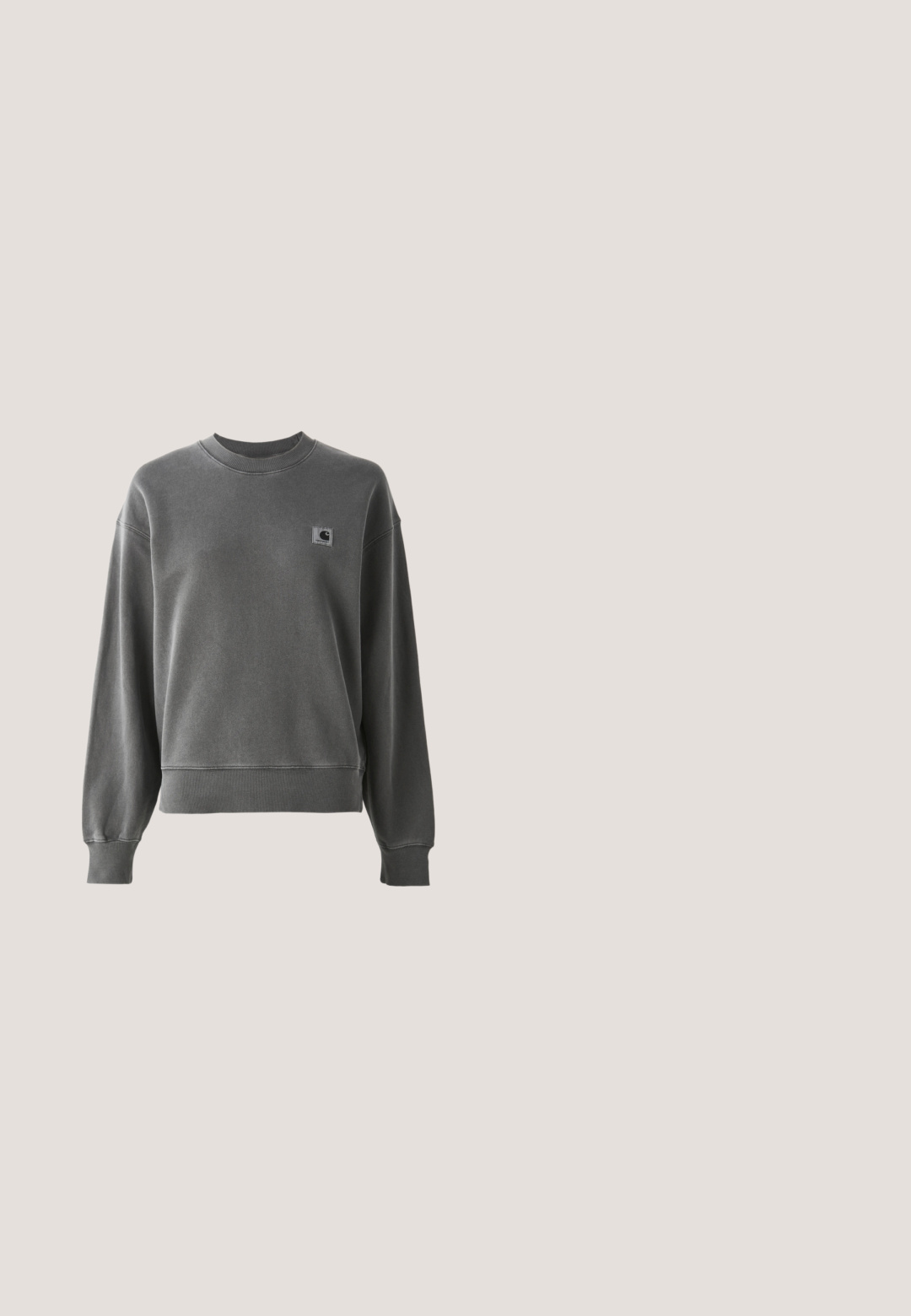 Grau pullover Sweatshirt aus glattem Baumwollmix, mit rundem Halsausschnitt, gerippten Bündchen und einem kleinen Logopatch auf der linken Brust.; Langärmliges, durchgeknöpftes Hemd mit vertikalen blauen und weißen Streifen, Brusttasche links und Kentkragen, vor einem schlichten Hintergrund präsentiert.; Dunkelblaue, weit geschnittene Denim-Hosen mit mehreren Vorder Taschen, kontrastierenden Nähten und einem Knopfverschluss an der Taille. Glatte Textur und lässiges Design.; Schwarze Oxford-Schuhe aus Leder mit einer dicken, strukturierten Sohle und auffälligen Ziernähten. Verfügen über einen tiefen Schnitt und ein Schnürdesign.; Schwarze Lederhandtasche mit gewebtem Design, großem Öffnungsbereich, robustem Griff und eingeprägter Beschriftung auf der Vorderseite.; Silberfarbene Metall-Hoop-Ohrringe mit runder Form und polierter Oberfläche. Jedes Ohrstecker hat einen klappbaren Verschluss für sicheren Tragekomfort.