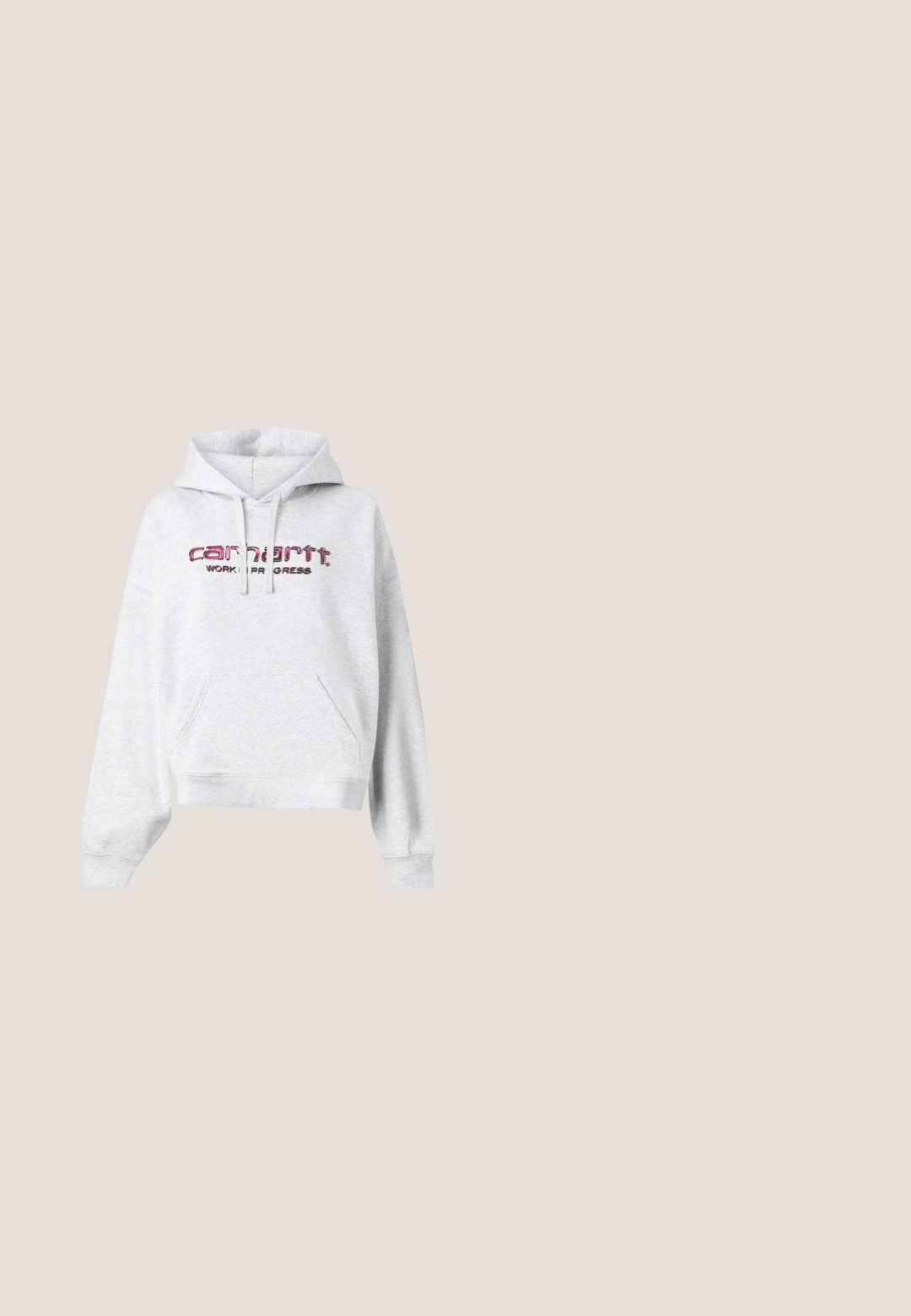 Grijze hoodie van fleece stof, met een kangoeroezak, een trekkoordkap en een roze geborduurd "carhartt" logo met "WORK IN PROGRESS."; Korte mouwen, crèmekleurig top met een ronde halslijn en geplooide zijdetails van zacht materiaal. Achteraan zijn er minimale naden en een gladde textuur te zien.; Lichtgrijze fleece broek met wijde pijpen, donkergroene zijstrepen, elastische tailleband en trekkoord, plat gelegd op een witte achtergrond.; Beige sneakers met een gestructureerd oppervlak, versierd met kleine witte kraaltjes, platte witte rubberen zool en vetersluiting. Eenvoudige, ronde vorm.; Lichtblauwe leren handtas in een halve maanvorm, verstelbare schouderband en een klein label aan de zijkant bevestigd. Zachte textuur en minimale metalen onderdelen.; Zilveren bangle-armband met overlappende banden, strass-steentjes en kleine ronde decoratieve details, weergegeven op een effen witte achtergrond.