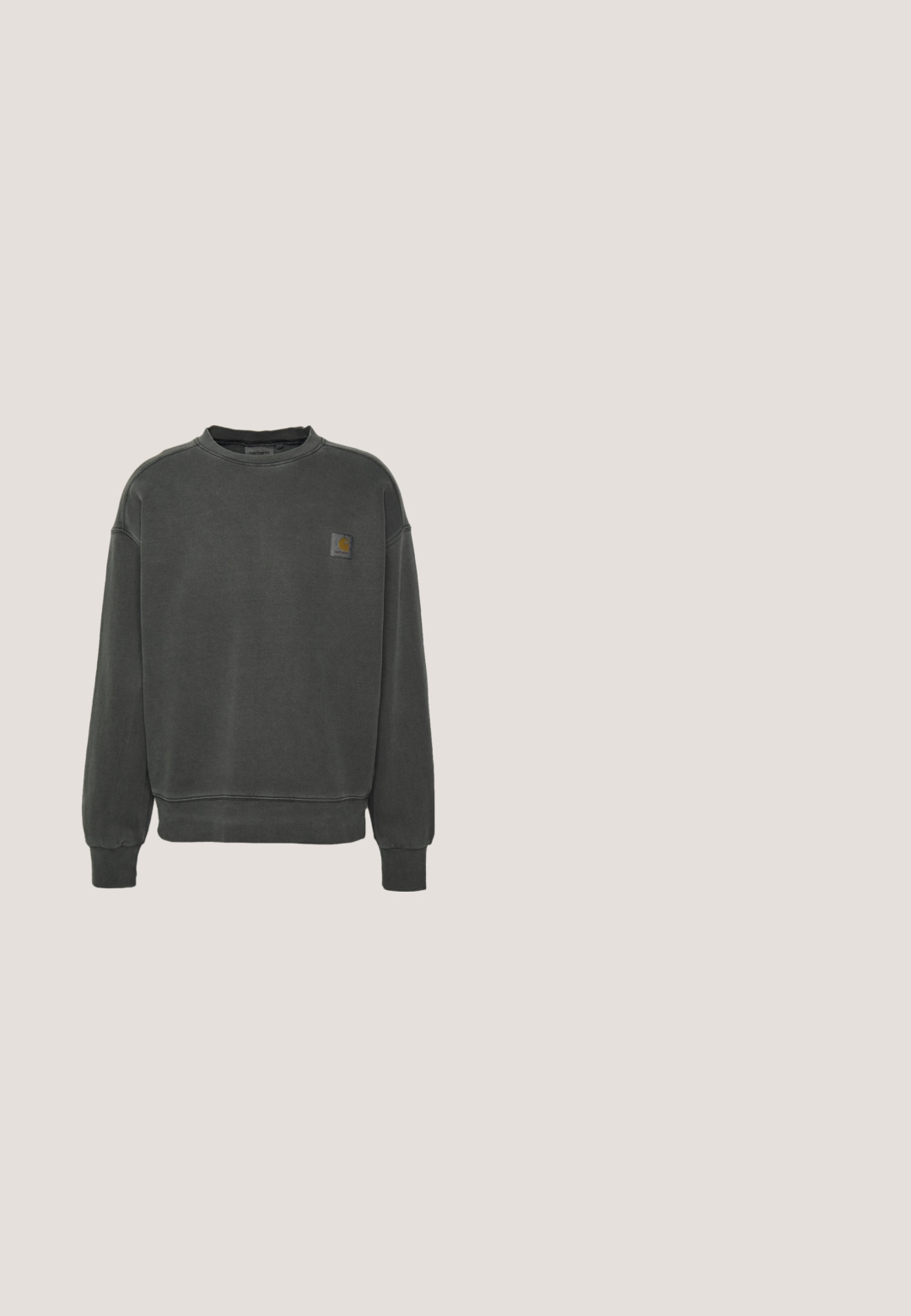 Carhartt WIP NELSON - Sweatshirt - black garment dyed; Hvid langærmet T-shirt lavet af bomuld. Rund halsudskæring med ribbede manchetter og et lille logo på venstre ærme. Glat tekstur.; Bredde ben sorte denim jeans har høj talje, fem-lomme design og knaplukning foran. Stoffet har en blød, tekstureret overflade.; Grøn gummi klipklap med justerbar rem og ventilationshuller. Glat tekstur, rundt tåparti og hævet sål for komfort.; Arnette CATFISH - Solbriller - metallic silver; Smykke med sølvfarvet curb-kæde med en lås med hummerlås og justerbar forlængerkæde på en hvid baggrund.