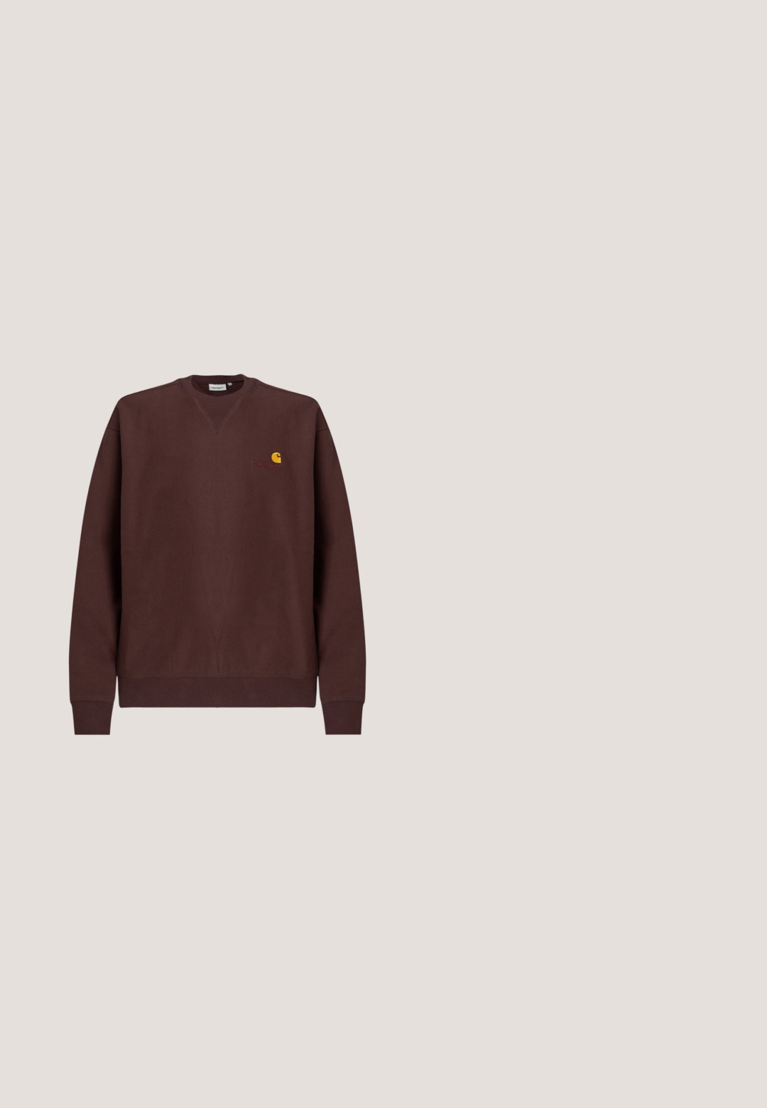 Brun sweatshirt i bomuld med rund hals, ribkant ved ærmerne og et lille gult logo på brystet. Glat tekstur, afslappet pasform.; Langærmet beige jakke med knapper, krave, tre forlommer og lille orange mærke på brystlommen.; Beige bomuldsshorts med knap foran, bæltestropper og sidelommer, vist fladt på en lys baggrund.; Orange læder bådsko med en mokkastil design, rund tå, brune snørebånd og gummisål med grebsgroove.; Sport-solbriller med en slank, rektangulær brun ramme og gradient gule-blå linser, der har en udtalt næsebro og teksturerede tempelgreb.; Sølvfarvet metalarmbånd med skiftevis rektangulære og ovale led, justerbar lukning med lille rund charm på hvid baggrund.