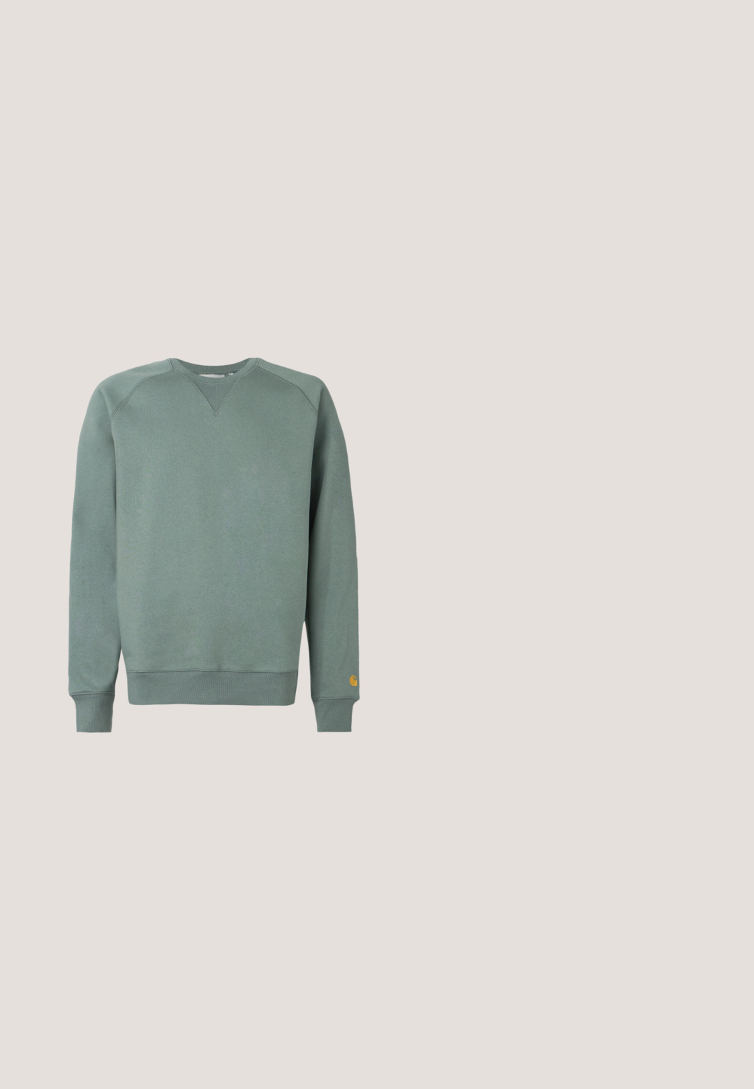 Grüner Sweatshirt mit langen Ärmeln, gerippten Bündchen und Saum, aus strukturiertem Stoff mit kleinem Logo am linken Ärmel.; Dunkelgraues Jeanshemd zum Zumachen mit zwei brusttaschen mit Knöpfen, weißer Kontrastnaht und einem kleinen orangen Logolabel auf der rechten Tasche.; Blaue Jeans mit geradem Bein aus Denim, mit leichtem Verblassen an den Oberschenkeln und Knien, ausgestattet mit fünf Taschen und einem Knopfverschluss.; Grauer und schwarzer Nike-Laufschuh mit blauem Swoosh und weißer Sohle, der über einer Steinoberfläche schwebt.; Schwarze Nylon-Umhängetasche mit verstellbarem Riemen, flachem Design und seitlichem Etikett mit Logo. Glatte Textur und minimalistischer Stil.; Weiße Perlenkette mit silbernen Strasszwischenstücken und einem silbernen Kettenverschluss, präsentiert vor einem einfachen hellen Hintergrund.