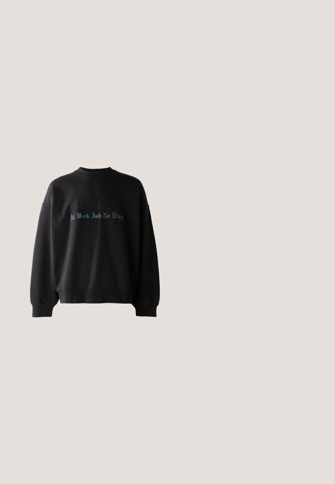 Sudadera negra de algodón, con cuello redondo y hombros caídos. En la parte frontal se muestra la frase "Todo trabajo y nada de diversión" en texto azul.; Camisa negra de manga corta con botones, con dos grandes diseños de peces koi amarillos y el texto "WOODBIRD" en el pecho.; Shorts negros hasta la rodilla con bolsillos frontales, trabillas para cinturón y cierre de botón sobre un fondo liso.; Zuecos negros moldeados con una textura suave, correa trasera para mayor estabilidad y suela acanalada para un buen agarre. Presenta un pequeño logo lateral.; Gafas de sol negras con un marco curvado y lentes oscuros. Presentan un acabado mate y el nombre de la marca "ARNETTE" en el lateral.; Bolso de hombro negro con una textura de tela suave, forma rectangular, correa ajustable única y cierre de cremallera en la parte superior. Pequeño parche de logo en la parte frontal.