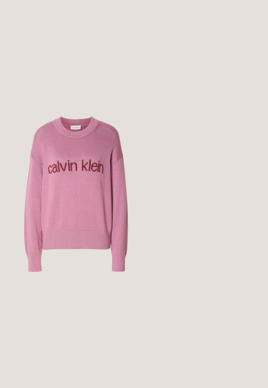 Ružový pletený sveter s okrúhlym výstrihom, dlhými rukávmi a názvom značky "calvin klein" vo tmavšej ružovej farbe napísaným na prednej strane.; Biely krátky crop top s krátkymi rukávmi, guľatým výstrihom a malou štvorcovou nášivkou s logom Calvin Klein Jeans v strede vpredu.; Čierne denimové nohavice s širokými nohavicami a vysokým pásom, s dierou na ľanom kolene a klasickými kovovými gombíkmi a nitmi.; Čierna kožená členková obuv s ostrou špičkou a nízkym podpätkom, zobrazená na pozadí steny zo sklenených blokov a leštenej podlahy.; Čierna kožená kabelka s zakriveným tvarom, jedným popruhom a uzáverom na zips na vrchu. Obsahuje jemné logo na prednej strane pre branding.; Strieborné kovové kruhové náušnice s hladkým, mierne zakriveným povrchom a zapínaním na poistku na jednoduchom bielom pozadí.