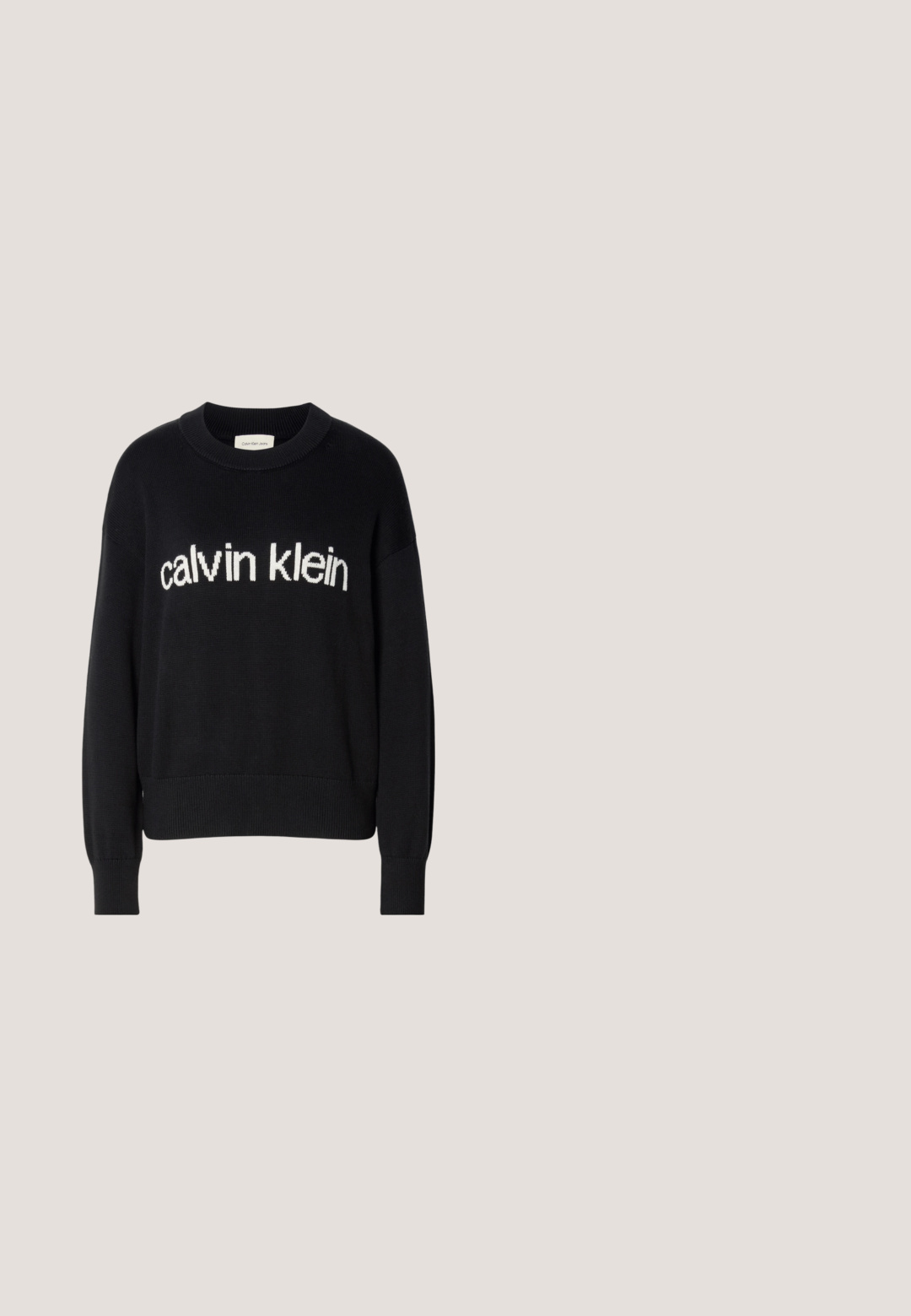 Sort langærmet striktrøje med rund hals og hvid "calvin klein" logo centreret på fronten.; Hvid tætsiddende t-shirt lavet af ribbet stof, med rund halsudskæring og korteærmer. Et lille CK-logo er syet på brystet.; Udstyrede blå denim jeans med medium vask, der har et klassisk fem-lomme design, subtile slidte områder og forstærket syning.; Sorte læder Chelsea støvle med elastiske sidepaneler, praktiske trækflapper, robust gummisål og guldbranding på den ydre side.; Sort læder crossbody taske med guldkæde og "BOSS" logo præget på frontens centerklap.; Sølv metal stud øreringe med runde klare krystaller, der har en glat poleret overflade og et cirkulært design med subtile hævede kanter.