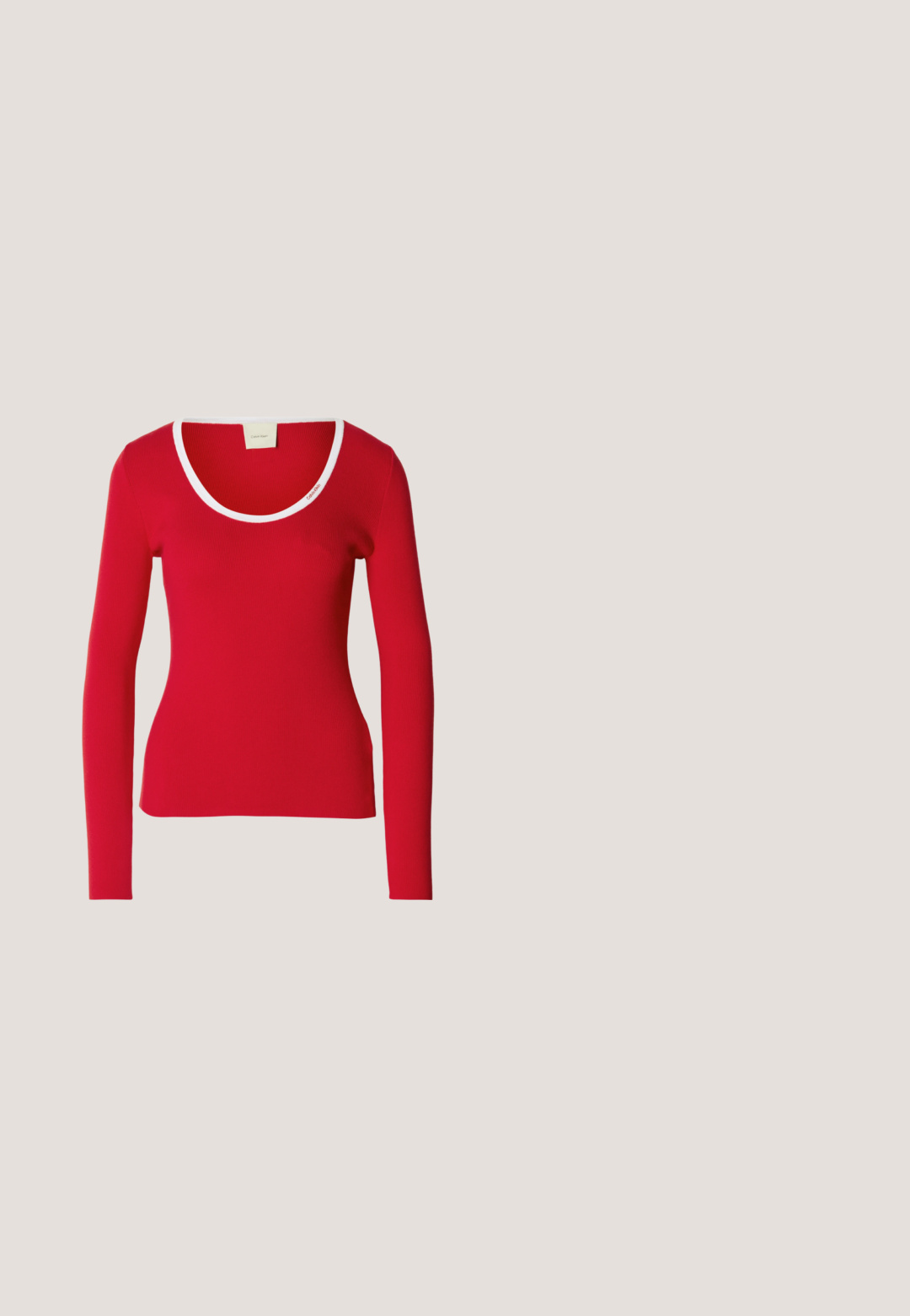 Tee-shirt rouge à manches longues en tissu côtelé avec un décolleté arrondi, présentant une bordure blanche autour du col. Silouhette ajustée.; Chemise à manches longues en denim bleu, boutonnée, avec col et poche poitrine ornée d'une petite étiquette logo Calvin Klein.; Jean bleu clair taille haute à jambes droites avec bouton avant, passants de ceinture et design classique à cinq poches sur fond uni.; Baskets blanches en cuir avec une texture lisse, présentant un accent argenté sur le talon, une semelle plate et un design minimaliste.; Sac bandoulière blanc avec fermeture à rabat, petit logo "cK" argenté centré, et fine sangle réglable marron foncé.; Boucles d'oreilles demi-cercles ton argent avec texture striée et fermoirs à pression sur fond blanc.