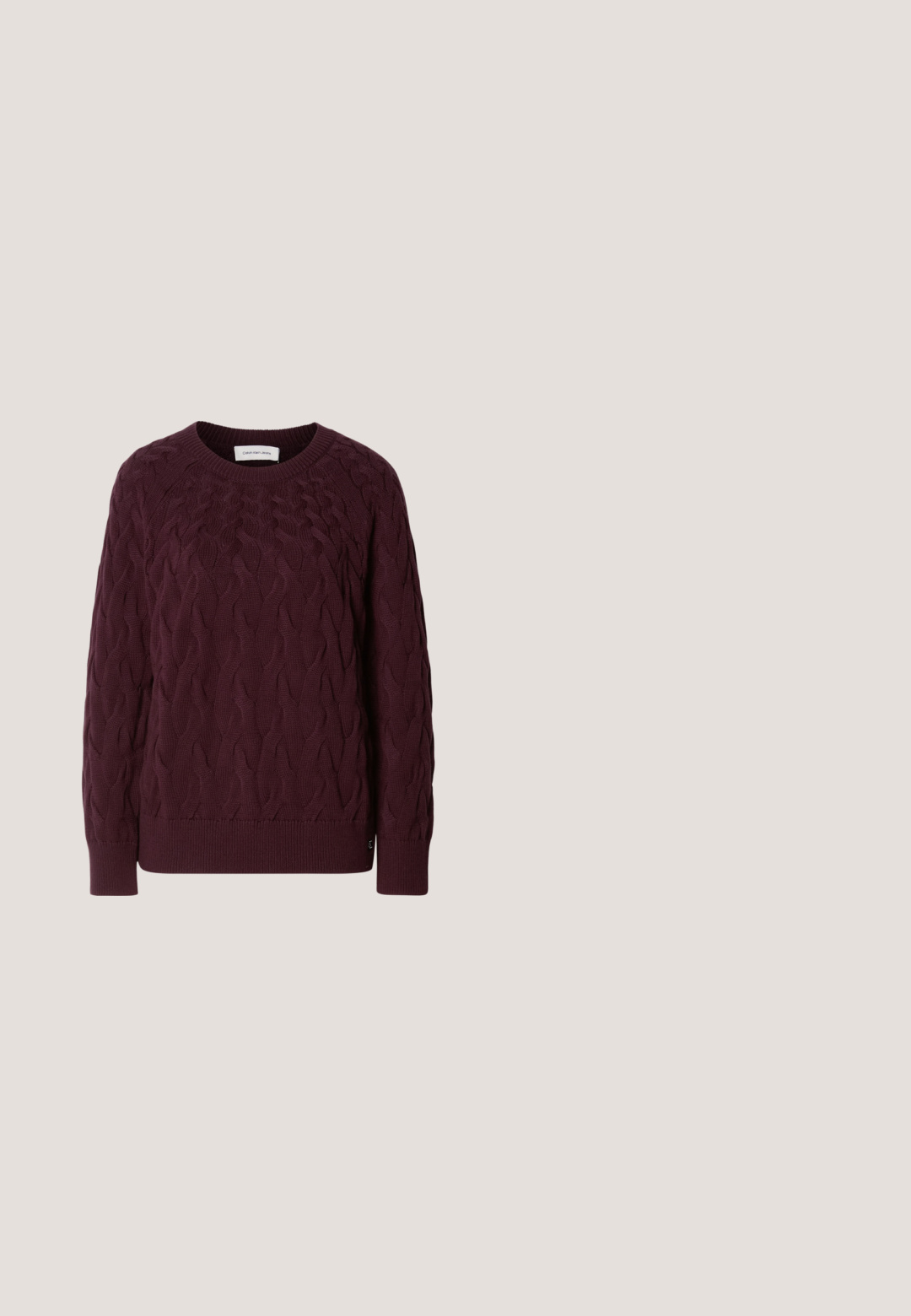 Pull en maille torsadée bordeaux avec un col rond, des poignets et un ourlet côtelés. Présente un motif texturé sur l'ensemble et un petit logo en détail à l'ourlet.; Chemise bordeaux à manches longues avec col boutonné et boutons sur le devant ; tissu lisse semblable à du satin ; coupe légèrement décontractée avec fentes sur les côtés.; Pantalon droit marron foncé avec une ceinture et une fermeture avant cachée, présenté sur un fond clair uni.; Botte de cheville en suède marron avec un bout pointu et un talon bloc. Présente une texture lisse et un détail de logo sur le côté.; Sac à main en cuir bordeaux avec une finition texturée, deux poignées courtes et une bandoulière amovible dotée d'un détail de fermeture éclair en argent.; Boucles d'oreilles en résine violet foncé en forme de croissants de lune, avec des accents en métal argenté et des attaches arrière en plastique transparent pour un maintien sûr.