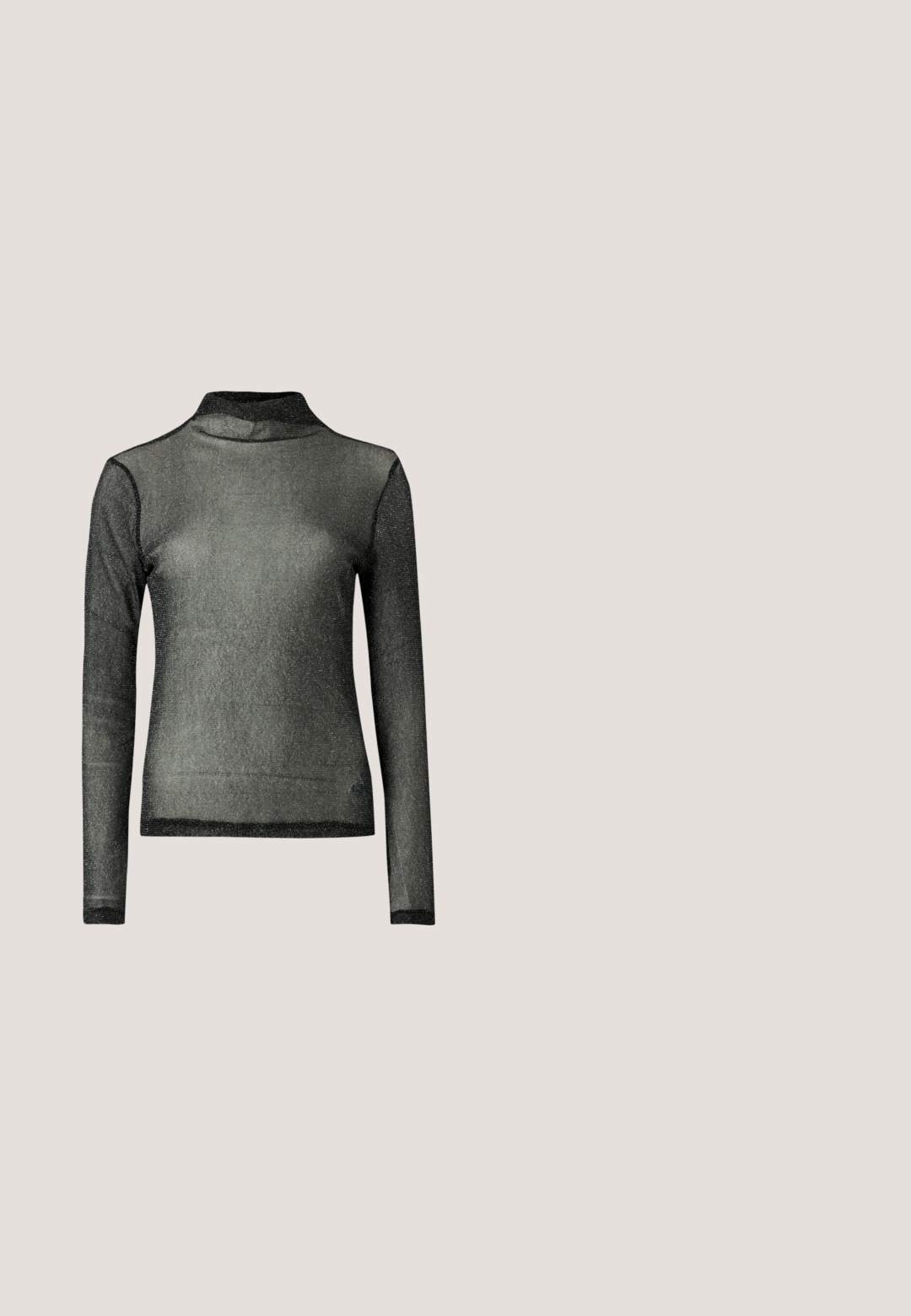 Sort langærmet rullekravetrøje lavet af gennemsigtigt, glitrende stof; tætsiddende design med høj krave og kontrastfuld sort kant langs kanterne.; Sort denim cropped vest med V-udskæring, der har frontknaplukninger og et syet mønster. Logodetalje ved kanten.; Lys blå, højtaljede bukser med vide ben og slidte lapper på forreste lår i femlomme-stil mod en ensfarvet hvid baggrund.; Lyserød Karl Lagerfeld-sneaker med meshpaneler og hvide detaljer, svævende over trægulve udendørs med sløret grøn baggrund.; Sort læder bucket taske med snøre lukning, enkelt skulderstrop og lille gyldent "HUGO" logo midt på fronten.; Sølv hoop øreringe med tre lagdelte halvcirkelformede bånd, hvoraf det ene er udsmykket med små klare krystaller på en lys baggrund.