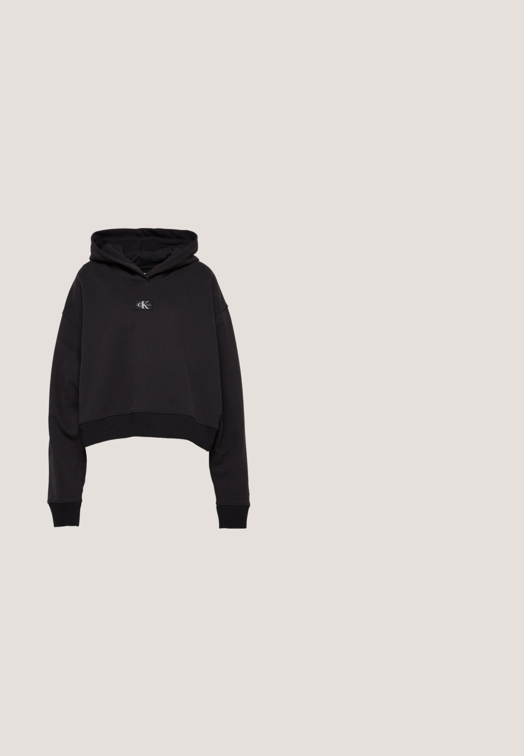 Zwarte cropped hoodie van zacht materiaal met een voorlogo-patch, geribbelde onderkant en manchetten, en een grote capuchon.; Zwarte tankjurk gemaakt van zachte katoen met een getailleerd ontwerp. Bevat een logo-print in het wit, met gedurfde, gestileerde letters op de voorkant.; Zwarte enkelboot van rubber met een matte afwerking, elastische zijpanelen, een trekhaak en een chunky profielzool. Heeft een logo op de hiel.; Zwarte vierkante zonnebrillen met gradiënt grijze lenzen. Glanzende monturen met strakke lijnen. Zilveren logo-accent op de veren.; Calvin Klein ARCHIVE SHOULDER BAG SHINY - Handtas - black; Zilveren vierkante cufflinks met een gepolijste afwerking, voorzien van de gegraveerde letters "CK" aan één kant en een ronde detaillering aan de bovenkant.