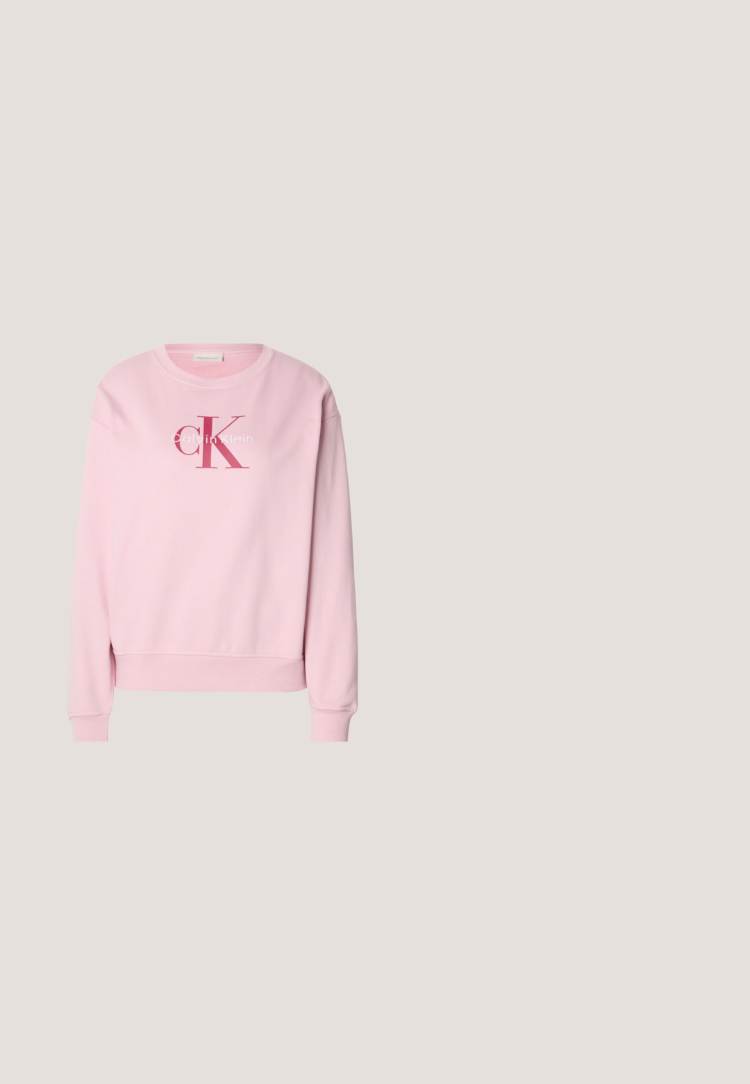 Sweatshirt rose avec un col rond, des manches longues et un logo à l'avant avec le texte "Calvin Klein" et "cK" dans des couleurs contrastées.; T-shirt en coton blanc avec un motif carré violet portant les lettres "CK" dans une teinte claire. Manches courtes et col rond.; Jean bleu clair taille haute à jambes droites avec bouton avant, passants de ceinture et design classique à cinq poches sur fond uni.; Baskets blanches avec une tige en cuir lisse, accents beige doux, logo sur le côté et une épaisse semelle en caoutchouc blanc. Fermeture à lacets.; Sac à main rectangulaire blanc Calvin Klein avec une seule poignée, design minimaliste et pampilles décoratives avec un charm métallique géométrique sur le côté.; Paire de boucles d'oreilles créoles en bouclettes dorées brillantes sur fond blanc uni, présentant un design torsadé entrelacé.