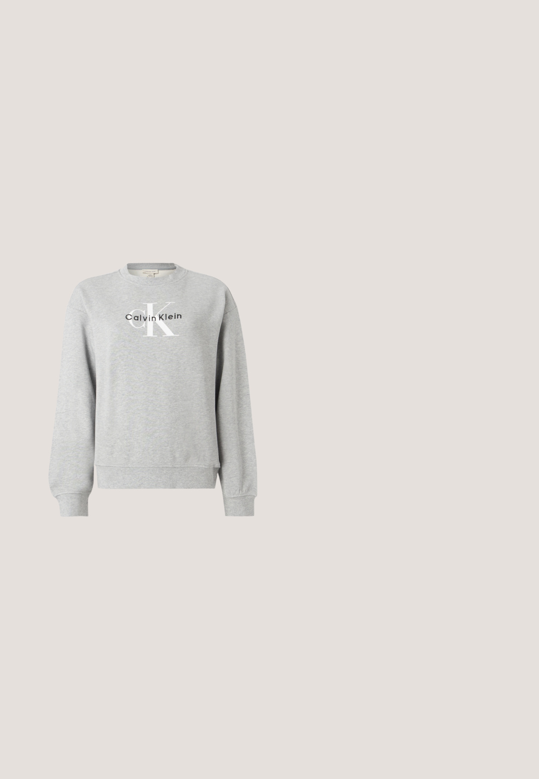 Svetlosivá mikina s okrúhlym výstrihom, dlhými rukávmi a čiernobielym logom "Calvin Klein" na hrudi.; Biele bavlnené tričko s krátkymi rukávmi, na ktorom je šedý potlačený nápis "Calvin Klein" a výrazný dizajn písmena "K" v strede.; Čierne slim fit rifle s predným gombíkom a zipsom, s prednými a zadnými vreckami a malou etiketu na pravom prednom vrecku.; Čierna nízka teniska z plátna s hrubou bielou platformovou podrážkou a bielym logom "cK" na boku, zaviazaná, zobrazená v pravom profile.; Čierna obdĺžniková taška na prenášanie s dvoma dlhými rúčkami a predným nášivkom s vyrazeným logom "ck" a "Calvin Klein".; Strieborný kovový náramok s hladkým, zaobleným dizajnom. Má štíhly profil a jemné vygravírovanie značky "Calvin Klein" vo vnútri.